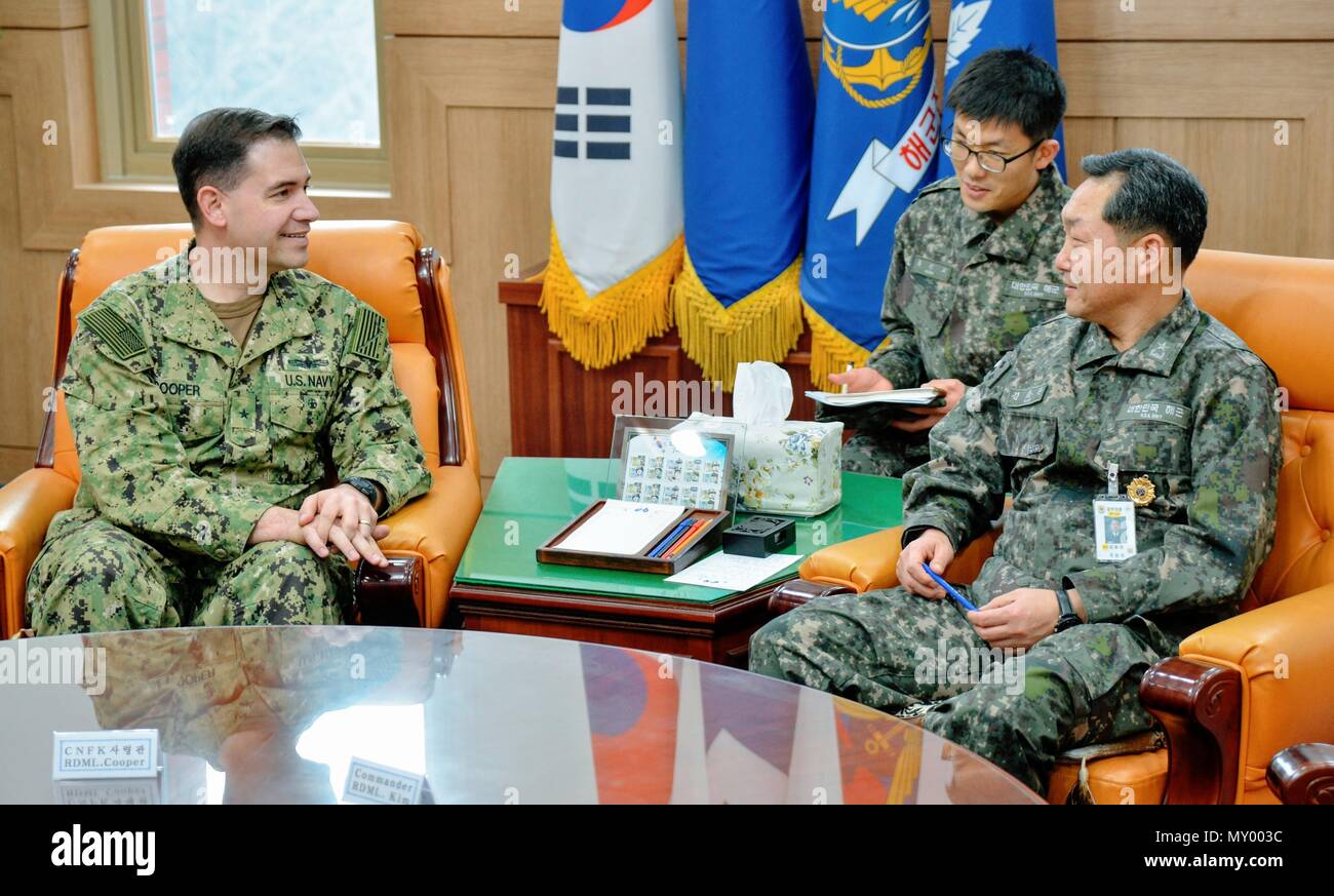 CHINHAE, Republik Korea (31. 19, 2016) der hinteren Adm. Brad Cooper, dem Kommandeur der US Naval Forces Korea (CNFK) erfüllt mit der Republik Korea (ROK) hinten Adm. Kim, Yong-Kwan, dem Kommandeur der Jinhae Marinestützpunkt, während ein Büro anrufen. CNFK ist Vertreter der U.S. Navy in der ROK, der Leitung und der Kompetenz in der Marine Fragen der institutionellen und operativen Wirksamkeit zwischen den beiden Marinen zu verbessern und der kollektiven Sicherheit Bemühungen in Korea und der Region zu stärken. (U.S. Marine Foto von Petty Officer 1st Class Jason Swink) Stockfoto