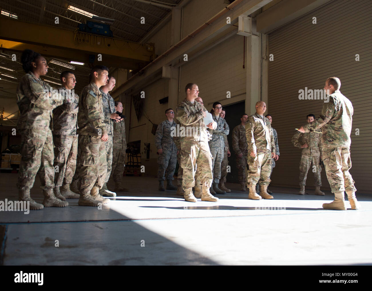 Personal. Sgt. Brendon Walsh, eine Air Terminal und Antenne Lieferung Handwerker mit der 1 Special Operations logistische Bereitschaft Squadron, Schriftsatz aircrew Flug Ausrüstungen, die Kommandos während Palette build-up-Ausbildung bei Hurlburt Field, Fla., Dez. 12, 2016. Palette Aufbau ist eine jährliche Schulung, mit AFE Air Commandos ordnungsgemäß zu dokumentieren Ladung zu Bereitschaft global spezielle Operationen auszuführen und den gewährleistet ist. (U.S. Air Force Foto von älteren Flieger Krystal M. Garrett) Stockfoto