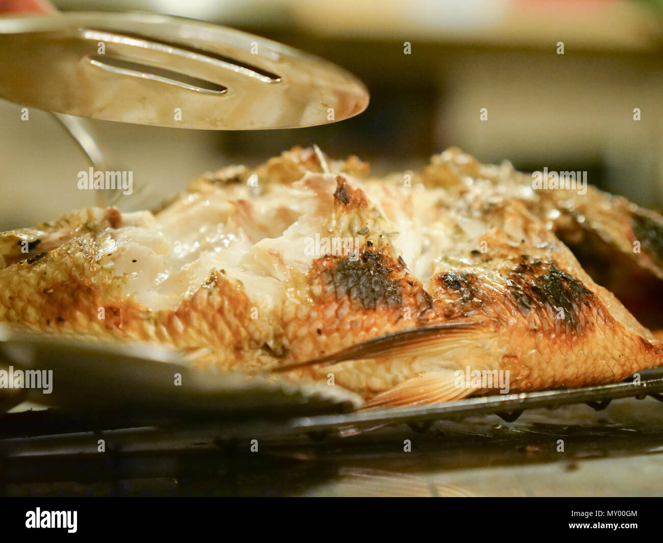 Fisch vom Grill serviert und serviert mit Gemüse im Restaurant. Stockfoto