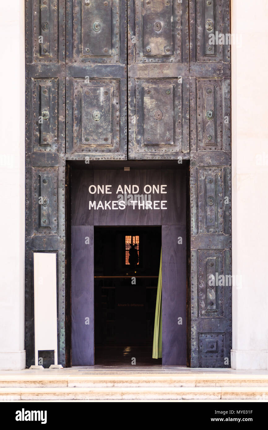 Eins und eins macht drei Stockfoto