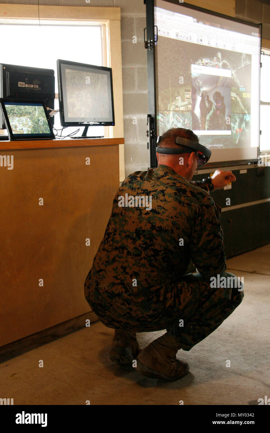 Us Marine Corps Oberstleutnant Marcus Mainz, Bataillonskommandeur, 2.BATAILLON, 6 Marine Regiment, 2nd Marine Division (2d MARDIV), zeigt, wie ein Training simulation Gerät in Camp Lejeune, N.C., Dez. 13, 2016. Generalleutnant John E. Wissler, Kommandierender General, US Marine Corps Forces Command, und Sgt. Maj. Christopher G. Robinson, befehlen Sergeant Major, US Marine Corps Forces Command, besucht eine dienststellenübergreifende Industrie Schulung Simulation und Ausbildung Konferenz kurz auf die verschiedenen Möglichkeiten der virtuellen Ausbildung. (U.S. Marine Corps Foto von Pfc. Michaela Gregory, 2d MARDIV C Stockfoto