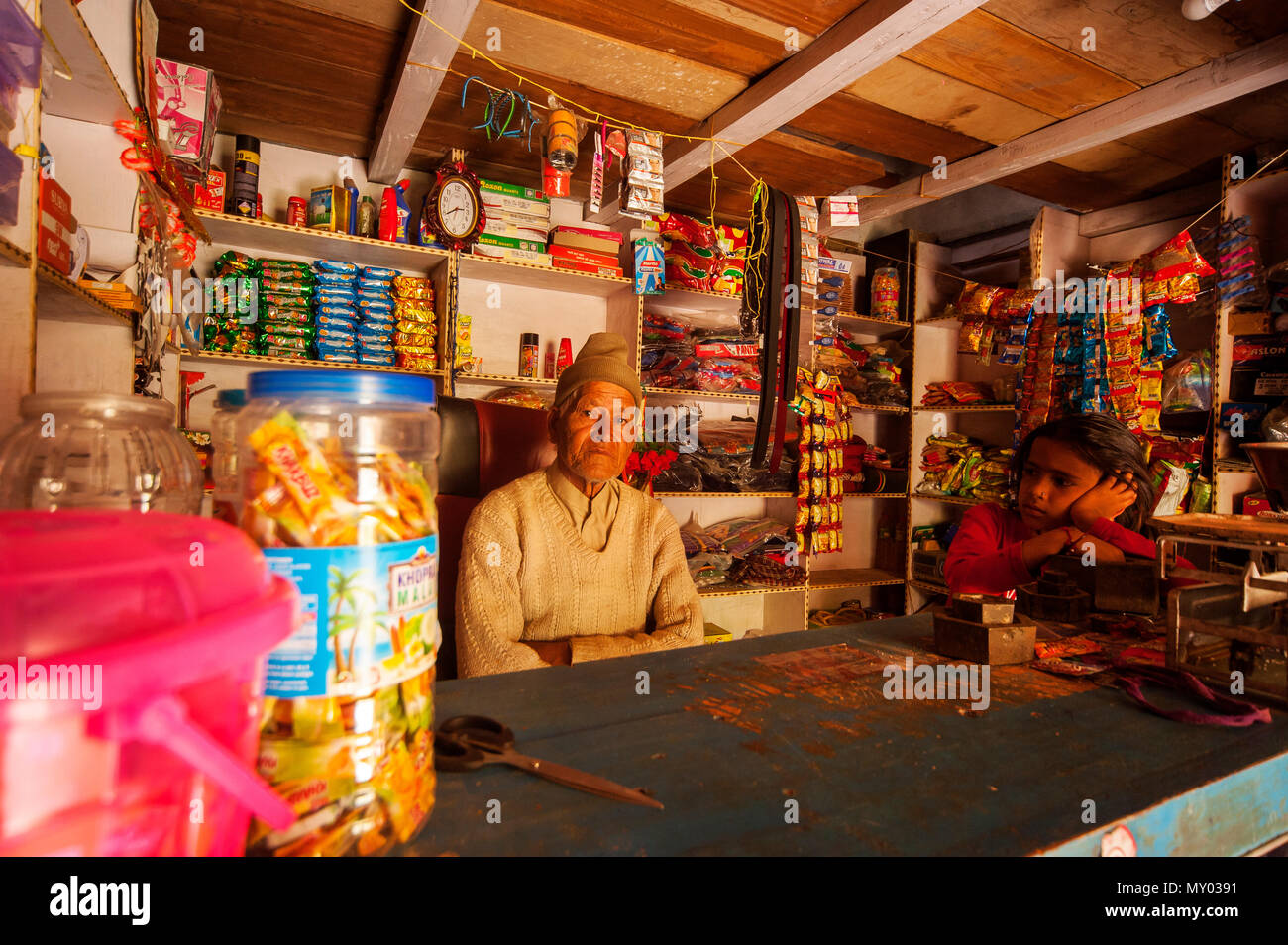 Typische Shop Verkauf von Lebensmitteln an einem der abgelegenen Dörfern an Nandhour Tal, Kumaon Hügel, Uttarakhand, Indien Stockfoto