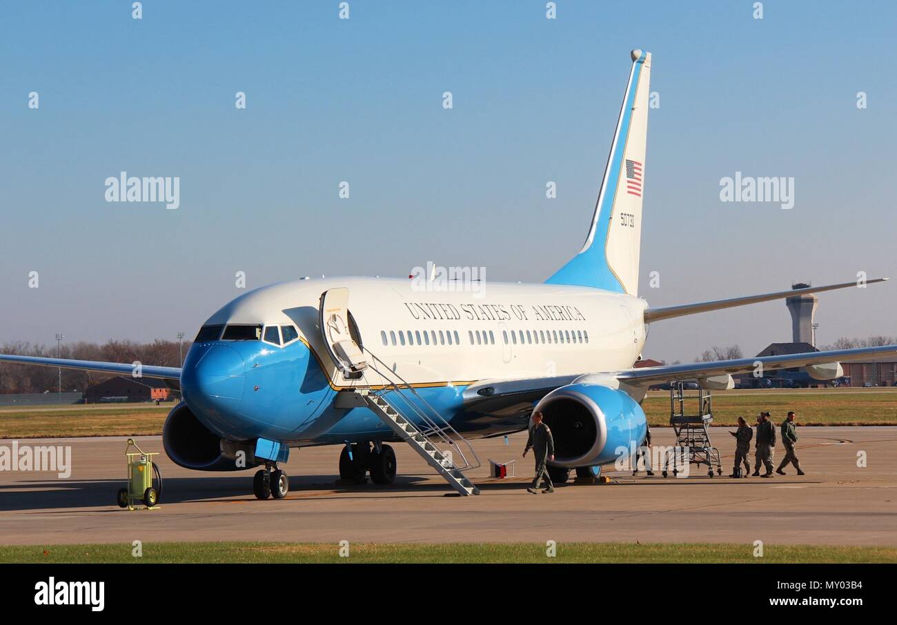 Piloten und Betreuer arbeiten zusammen auf dem Flug die Kontrolle über ein Flugzeug, als eine C-40 C ist vorbereitet und wartet auf eine Mission in Scott Air Force Base, Illinois. Die C-40 C-Ebene verwendet wird Sehr geehrte Besucher mission weltweit der Nation als Teil der 932Nd Luftbrücke Flügel zu transportieren, unter 22 Air Force, Air Force Reserve Command. Die Einheit ist auf der Mission Support Group, medizinische Gruppe, Gruppe Betrieb und Wartung. (U.S. Air Force Foto von Oberstleutnant Stan Paregien) Stockfoto