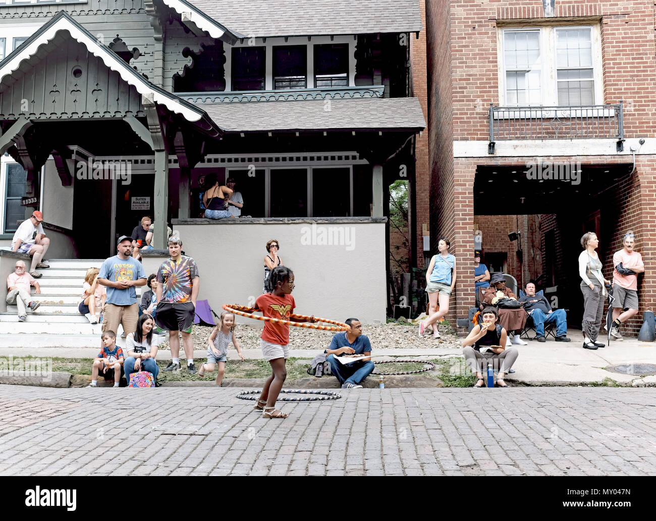 Gemeinschaft Genießen Sie es, an einem Sommernachmittag in Cleveland, Ohio, USA auf der Hessler Street Fair 2018 draußen zu sein. Stockfoto