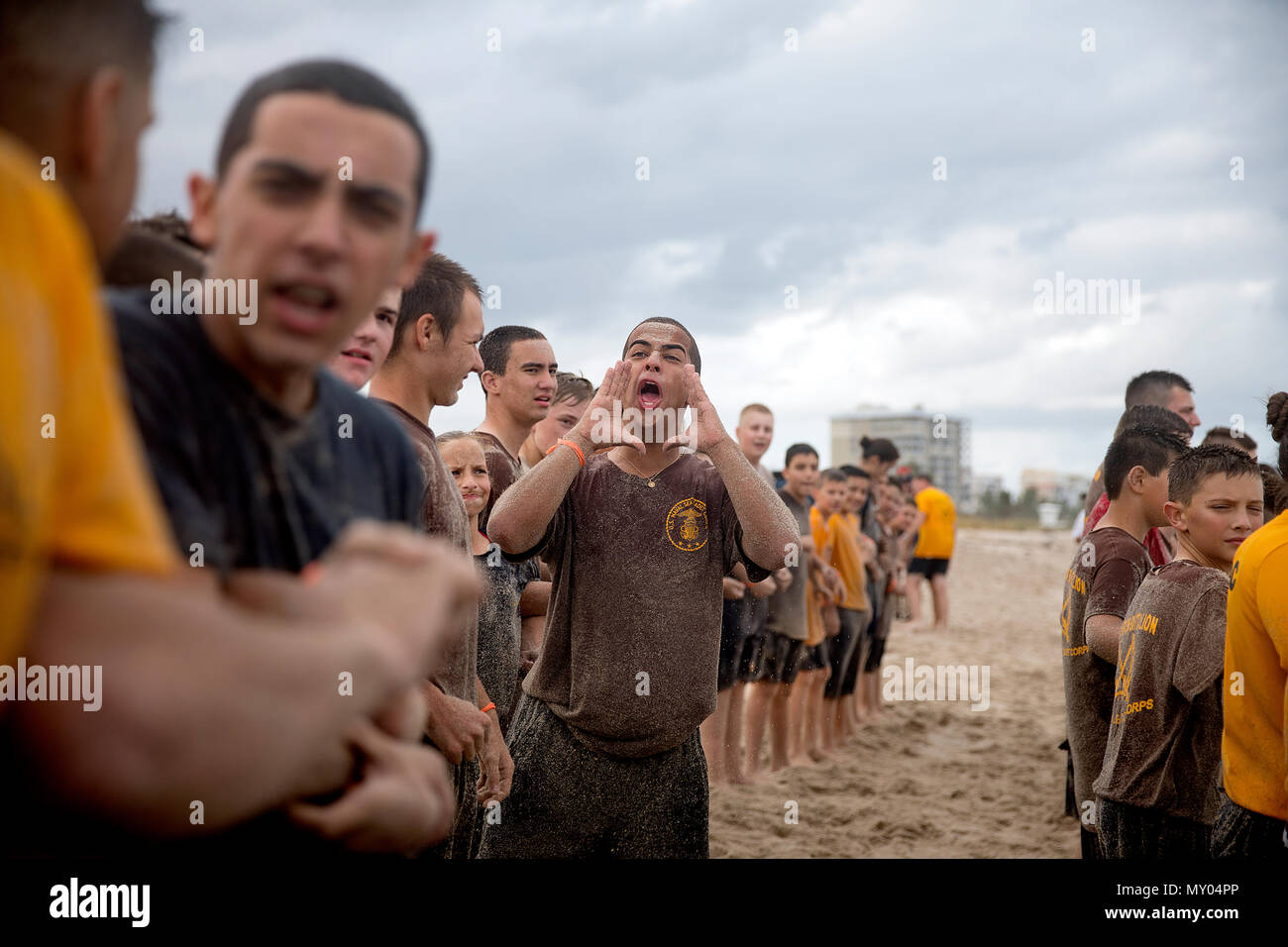 161105-N-PJ 969-1696 Fort Pierce, Florida (Nov. 5, 2016) U.S. Naval Sea Cadet Corps Seaman Apprentice Cadiz, Hauptmann Bataillon, schreit ein Schlachtruf zu seinem SHIPMATES während Strand körperliches Training. Kadetten führen eine Vielzahl von Arten der Dienst an der Gemeinschaft, die ihre Heimatorte, einschließlich Straße und Park Aufräumarbeiten und Freiwilligenarbeit in öffentlichen Bibliotheken und Museen. Kadetten auch Unterstützung zu den Veteranen durch aufsuchende Programme und Ehrengarde Abteilungen für Trauerfeiern. (U.S. Marine Foto von Petty Officer 2. Klasse Abe McNatt) Stockfoto