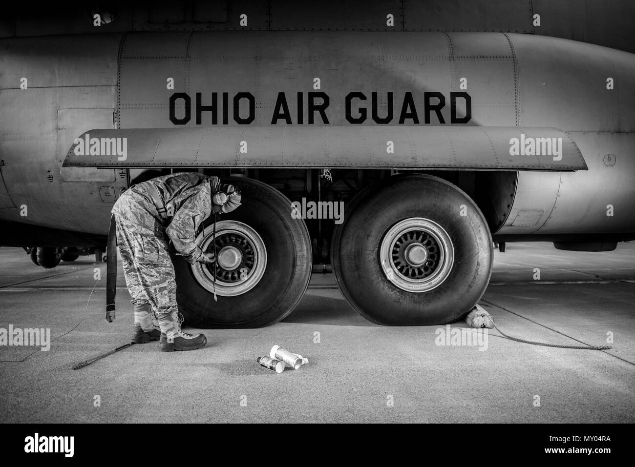 Master Sgt. Michael Meyer die Kontrolle der Reifen einer C-130H Hercules an der 179th Airlift Wing, Mansfield, Ohio, während der Routinemäßigen morgen Wartung am Dez. 28, 2016. Die Ohio Air National Guard Einheit hat eine 40-jährige Geschichte der Luftbrücke Missionen fliegen, da es das erste C-130B Modell im Winter von 1976 erhalten. (U.S. Air National Guard Foto von Tech. Sgt. Joe HarwoodReleased) Stockfoto