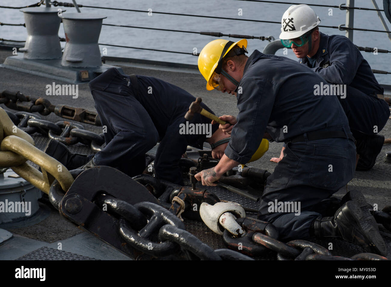 161221-N-EO 381-059 Villefranche, Frankreich (31. 21, 2016) Segler in den geführten zugeordnet Anti-raketen-Zerstörer USS Nitze (DDG94) Befestigen Sie die Anker der Anker Kette nach einem geplanten Hafen besuchen. Nitze, eingesetzt als Teil der Eisenhower Carrier Strike Group, ist die Durchführung von naval Operations in den USA 6 Flotte Bereich der Maßnahmen zur Unterstützung der US-amerikanischen nationalen Sicherheitsinteressen in Europa. (U.S. Marine Foto von Mass Communication Specialist 3. Klasse Casey J.Hopkins) Stockfoto