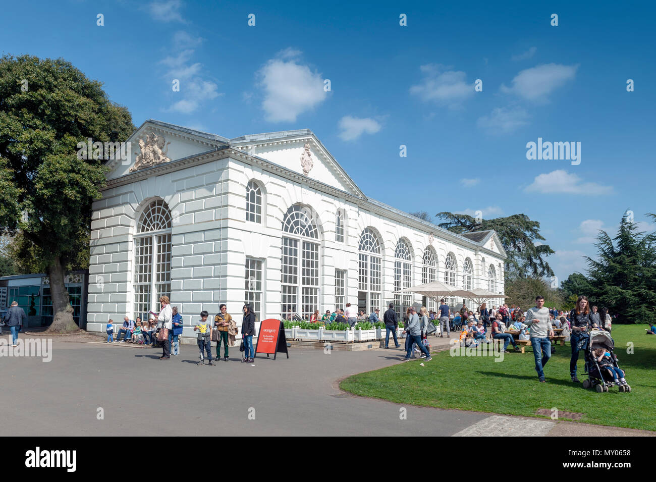 London, UK - April 2018: Die klassische weiße Gebäude der Orangerie Restaurant und Cafe Einstellung unter den botanischen Bereich in Kew Gardens Stockfoto