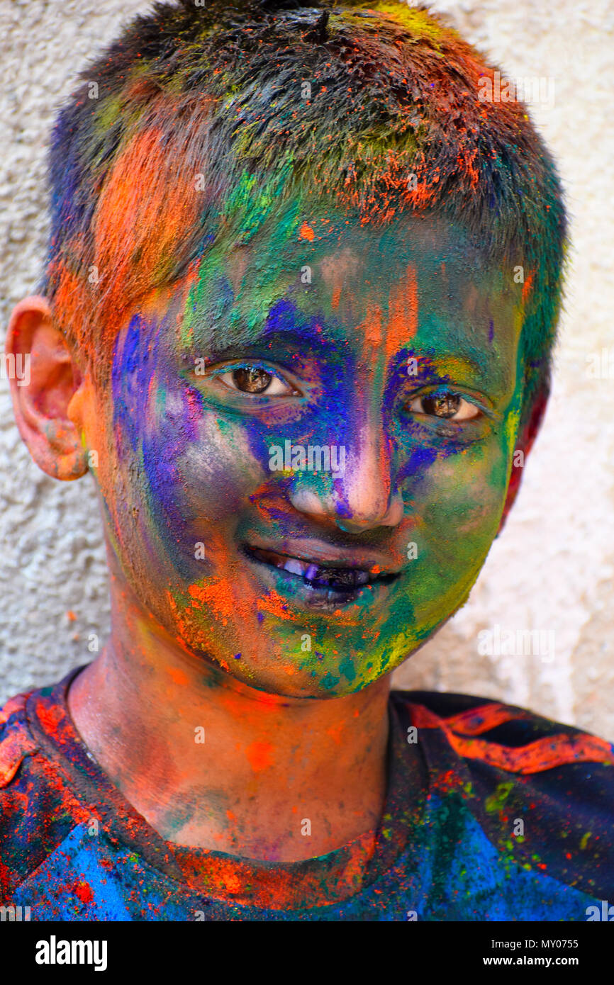 Junge feiern von Holi Festival mit farbigem Pulver auf Gesicht, Yerawada Stockfoto