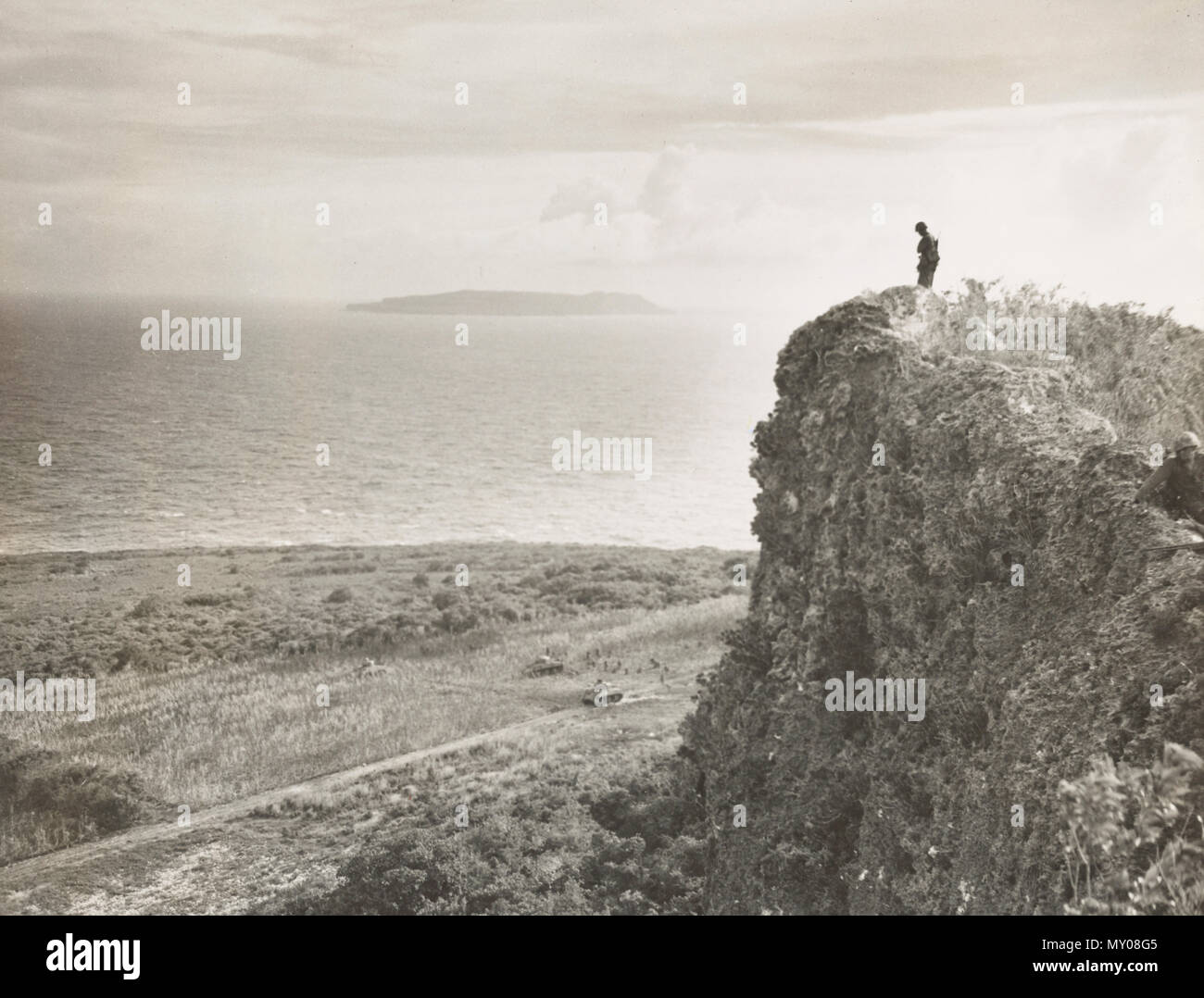 Marnies schauen Sie auf Tanks und Kameraden, wie sie die letzte Phase der Aufwischen Operationen auf Tinian Watch Stockfoto