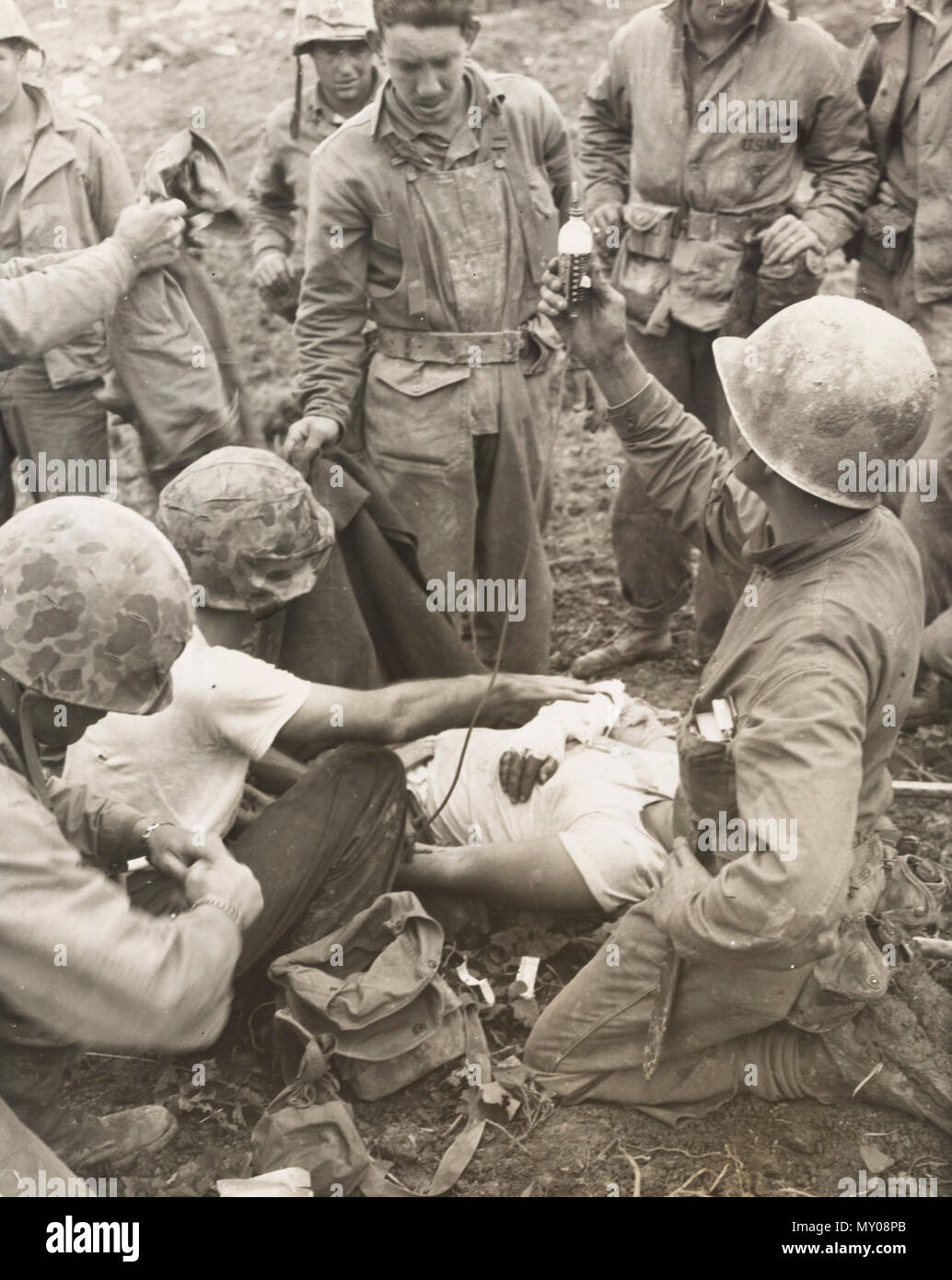 Verwundete Soldaten auf Okinawa verabreicht wird Blutplasma Stockfoto