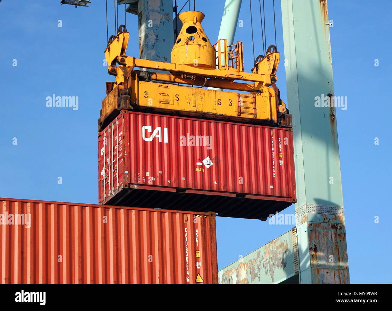 KAOHSIUNG, TAIWAN - 26. MAI 2018: Eine Shipping Container wird in der geschäftigen Hafenstadt Kaohsiung, einem wichtigen Handelszentrum für Taiwan geladen. Stockfoto