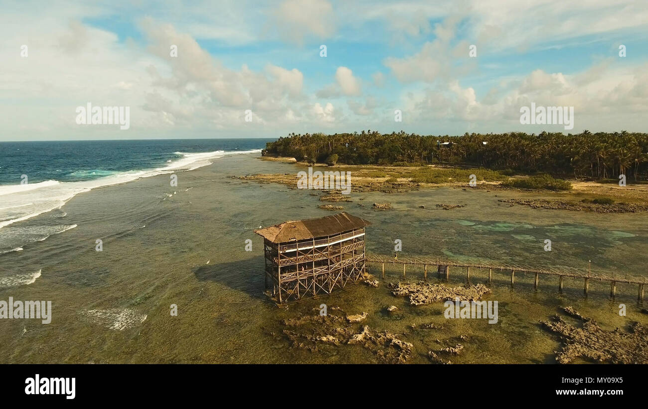 Aussichtspunkt im Meer an Cloud Nine Surf Point, Siargao Island, Philippinen. Luftaufnahme angehoben Holzsteg für Surfer das Riff von Siargao Island auf Wolke 9 surf Pause Mindanao. Siargao Inseln berühmte Brandung zerschlagen Wolke 9. Stockfoto