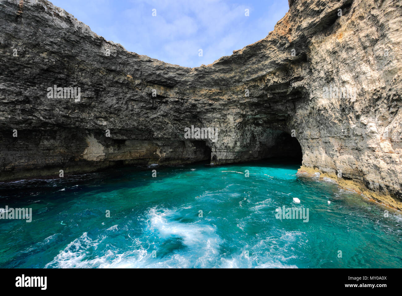 Anzeigen von Höhlen auf einer Bootsfahrt nach Mistra Bay Selmun Dorf, Saint Pauls Bay, Malta. Stockfoto