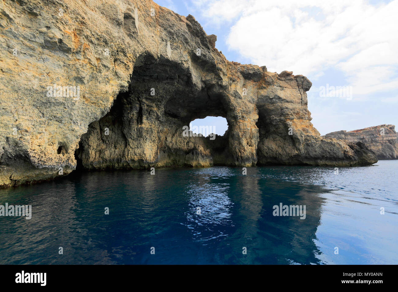 Höhlen an der Küste der Insel Comino, Malta Stockfoto