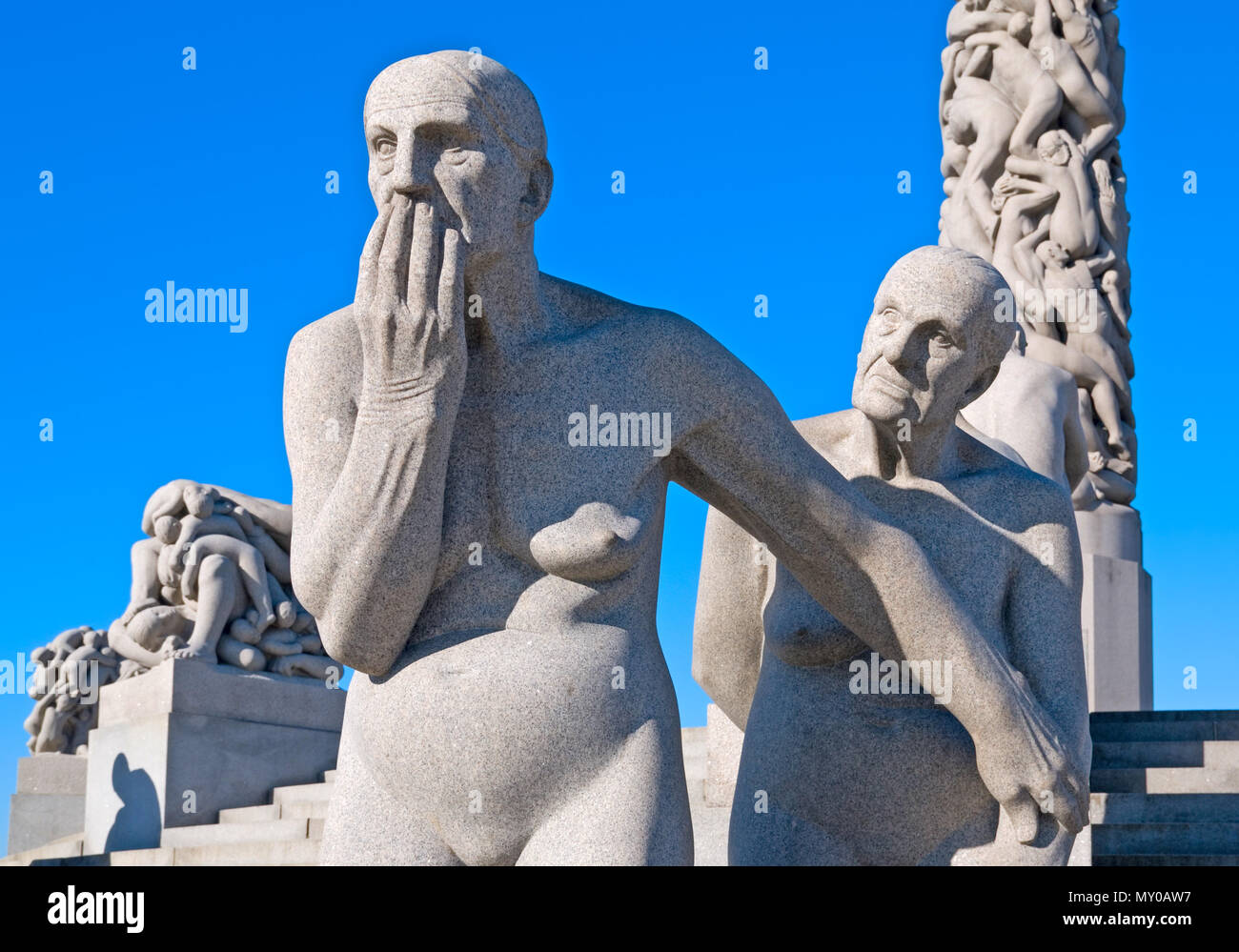 OSLO, Norwegen - 12 April 2010: Der Vigeland Park. Die Skulptur von Gustav Vigeland "Zwei alte Frauen" Stockfoto