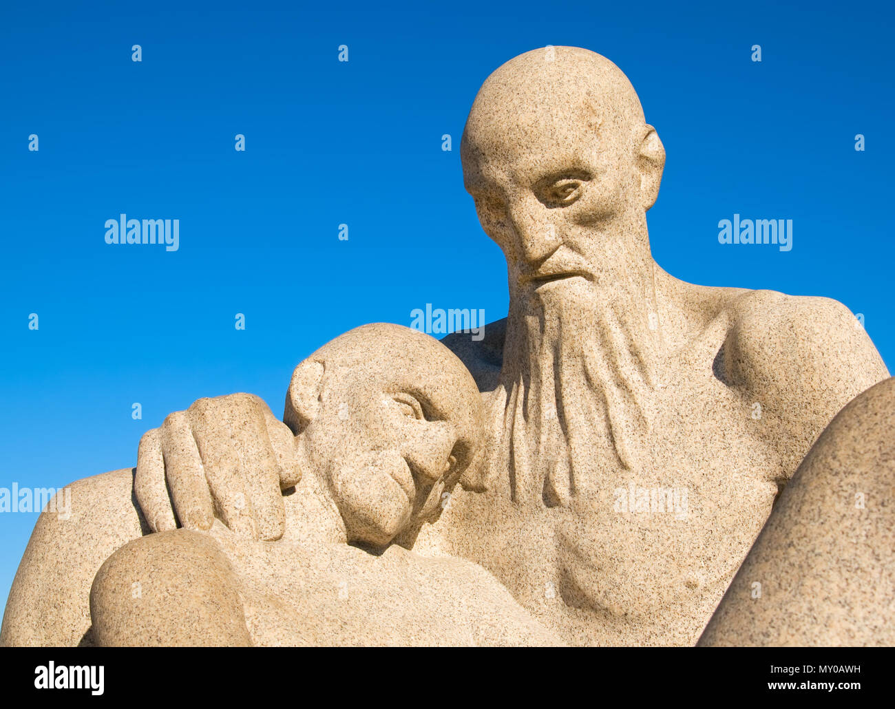 OSLO, Norwegen - 12 April 2010: Der Vigeland Park. Die Skulptur von alten Gustav Vigeland' Frau gegen Mann 'Ruhezustand' Stockfoto