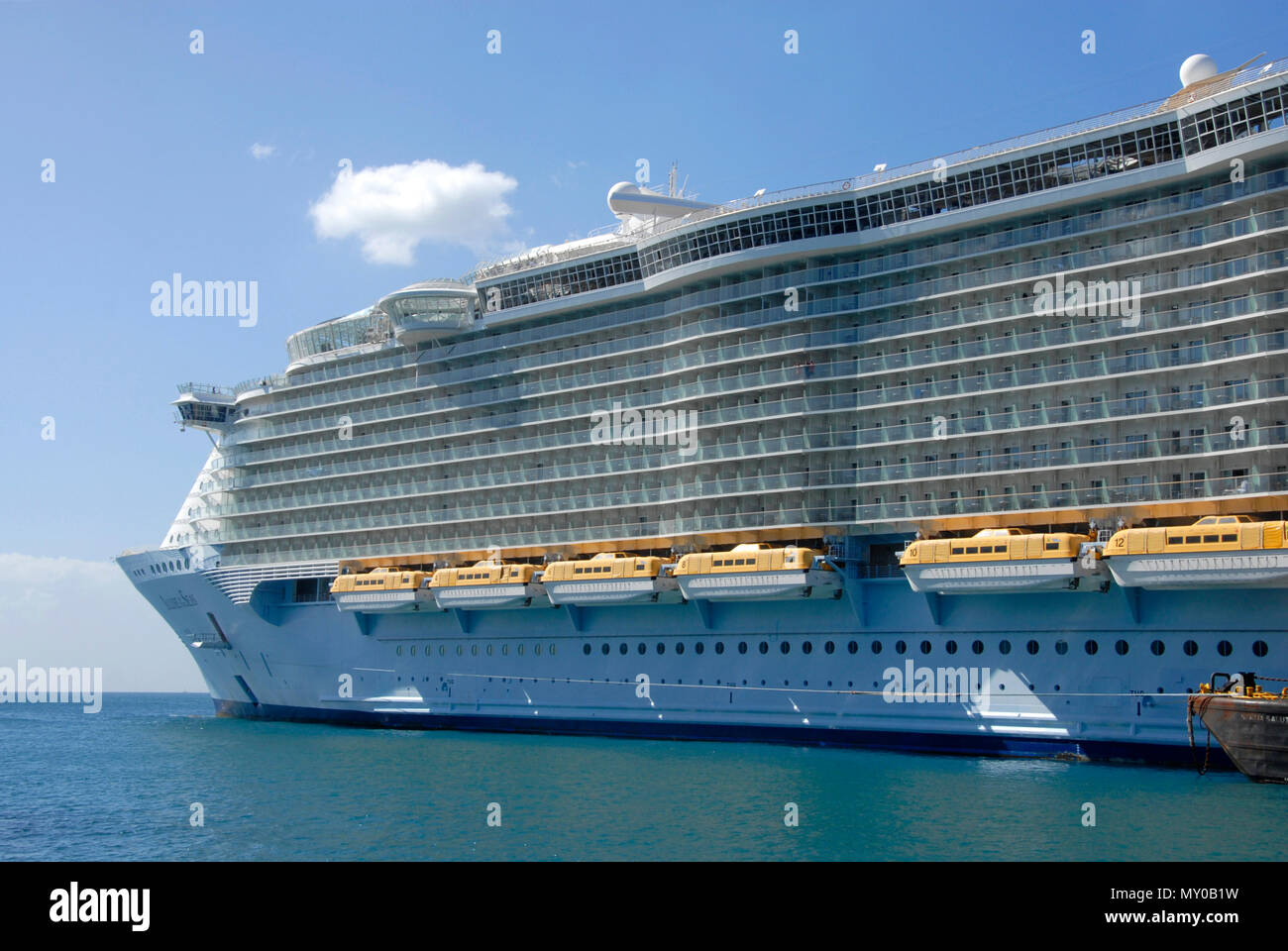 Große Kreuzfahrtschiffe vertäut in Philipsburg, St. Maarten, Karibik Stockfoto