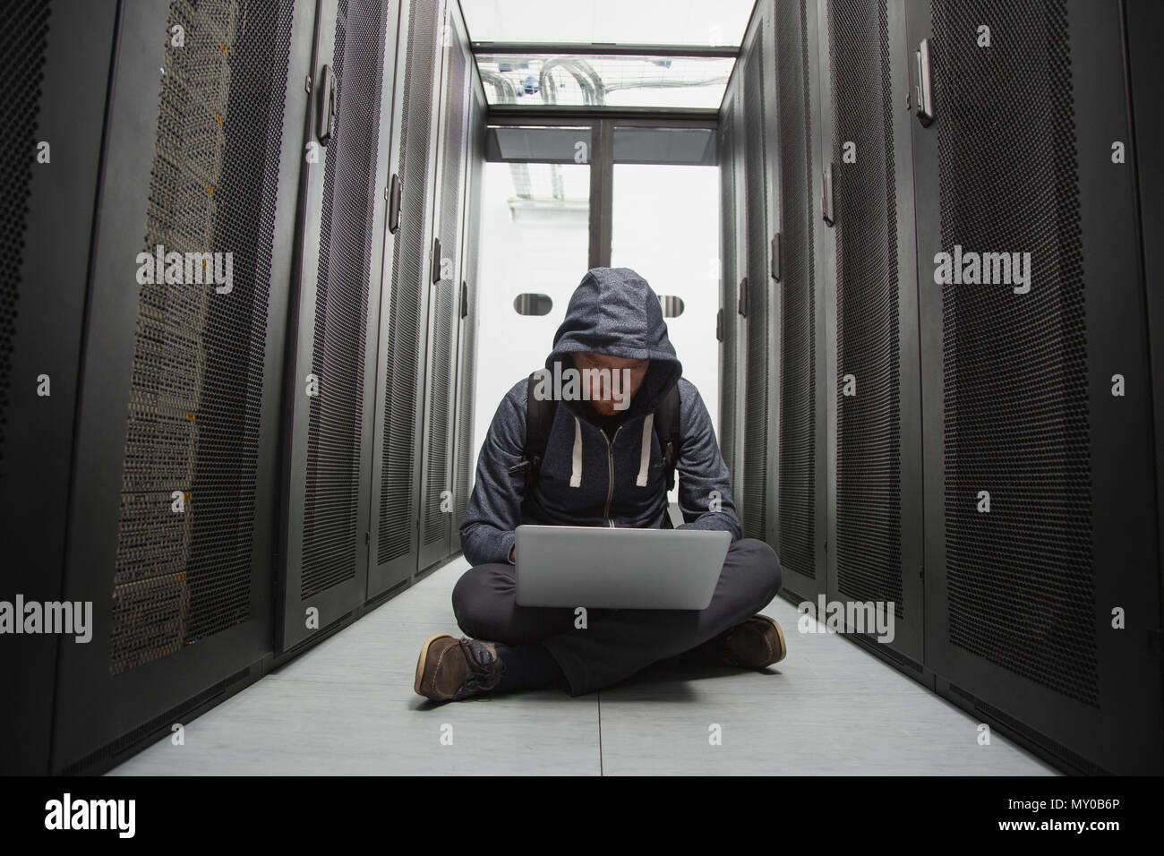 Fokussierte männliche Hacker knacken Software Stockfoto