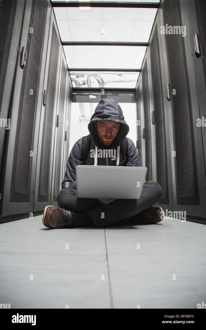 Hinterlistig männliche Hacker knacken Code Stockfoto