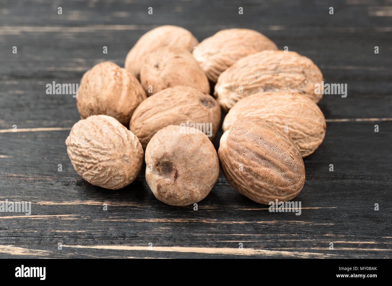 Paar Muskatnüsse im Dunkeln Tabelle, in der Nähe Stockfoto