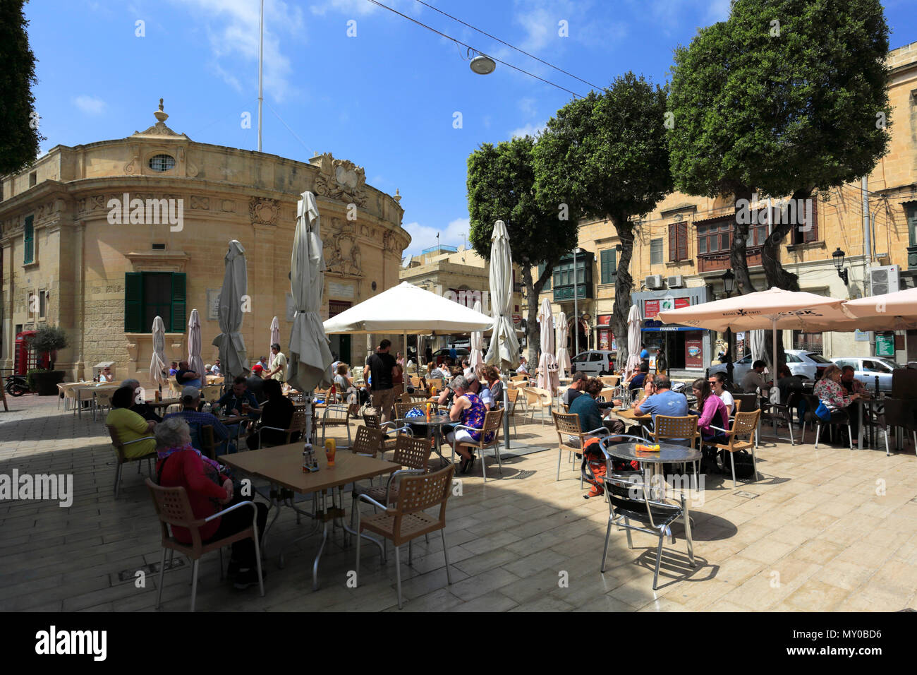 Sommer Blick vom Cafe Bars und der Marktplatz von Victoria City, der