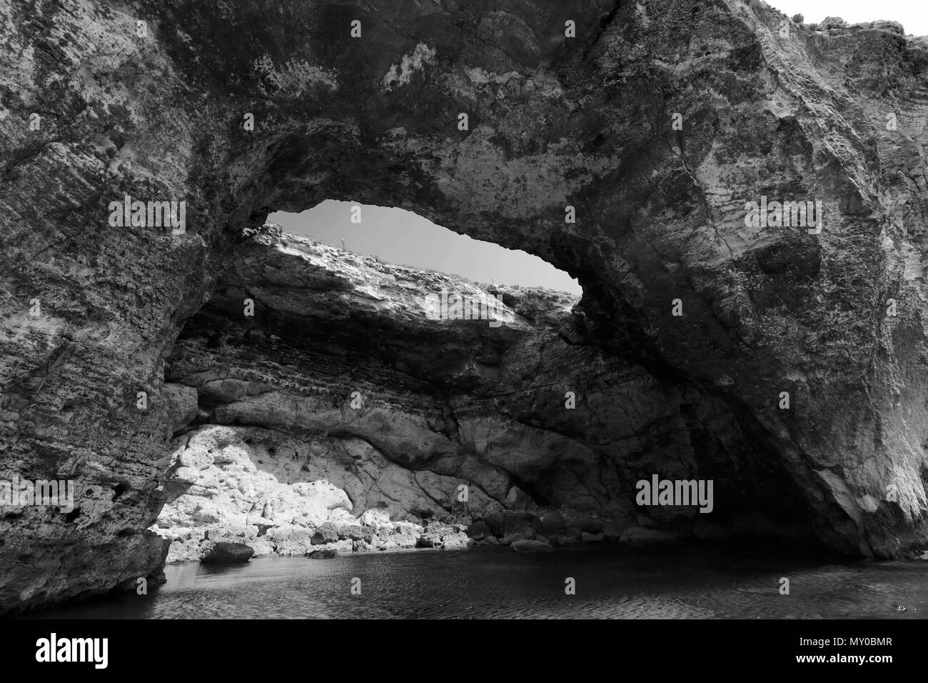 Höhlen an der Küste der Insel Comino, Malta Stockfoto