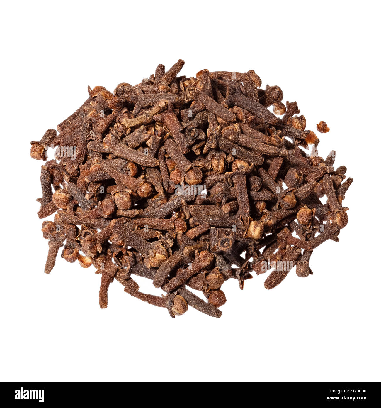 Haufen von getrockneten Gewürznelken, auf weißem Hintergrund. Stockfoto