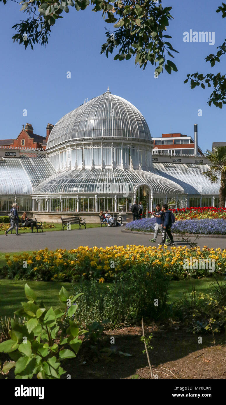 Menschen zu Fuß in einem öffentlichen Park - Botanische Gärten in Belfast. Stockfoto