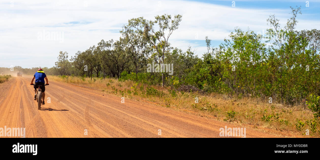 Ein Radfahrer, der auf einem fatbike in der Gibb Challenge 2018 auf der Gibb River Road Kimberley WA Australien Stockfoto