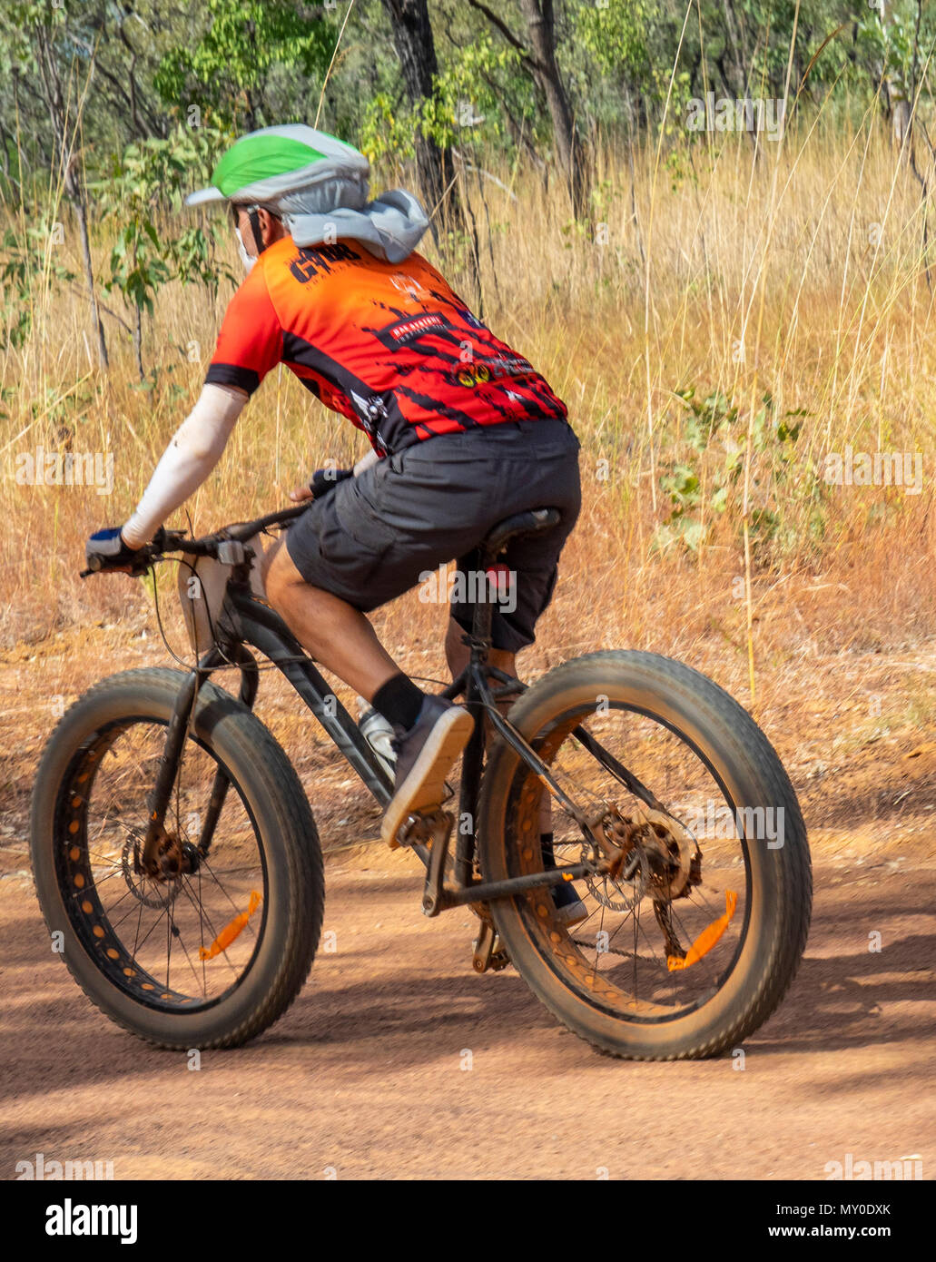 Ein Radfahrer, der auf einem fatbike in der Gibb Challenge 2018 auf der Gibb River Road Kimberley WA Australien Stockfoto