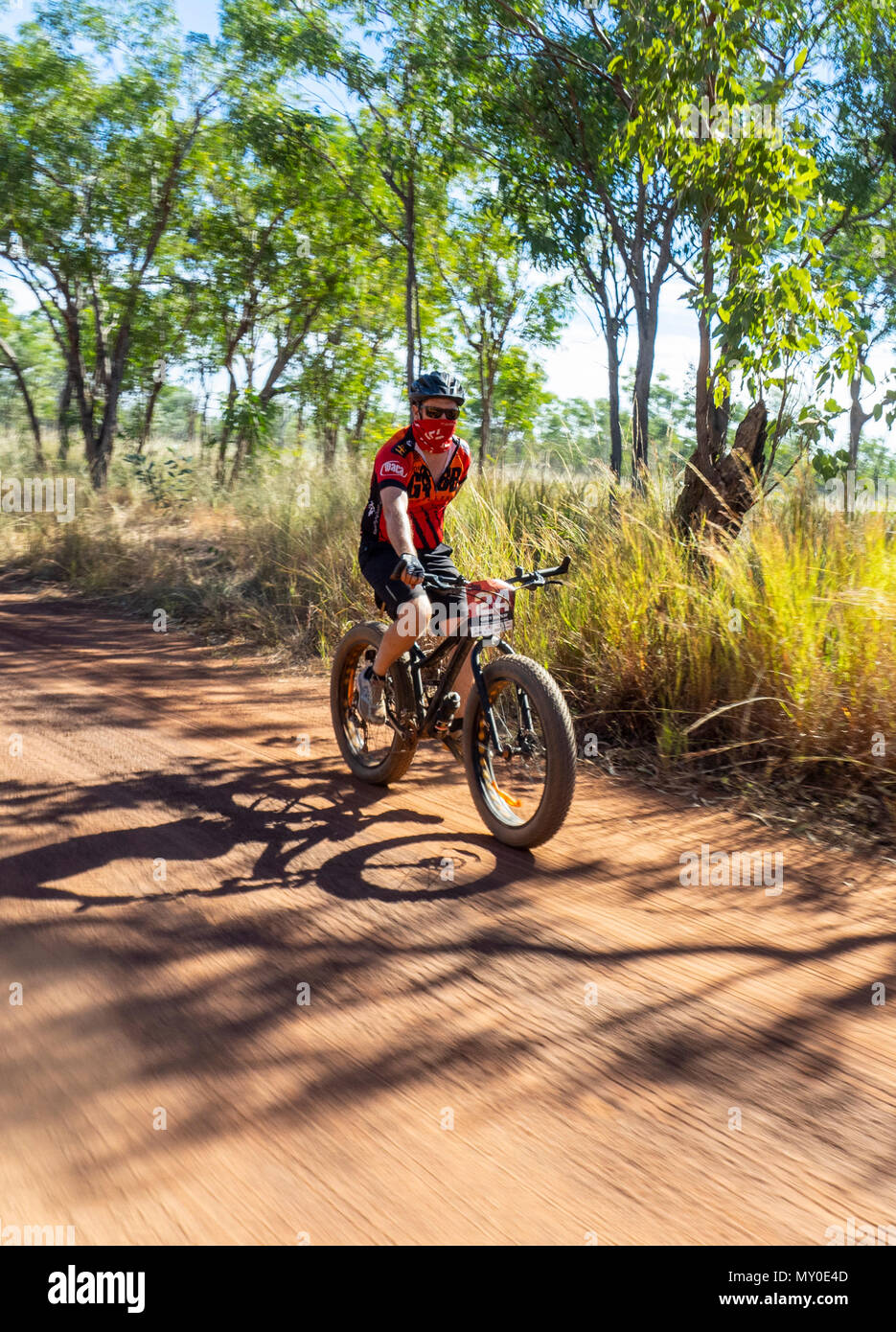 Ein Radfahrer, der auf einem fatbike in der Gibb Challenge 2018 auf der Gibb River Road Kimberley WA Australien Stockfoto