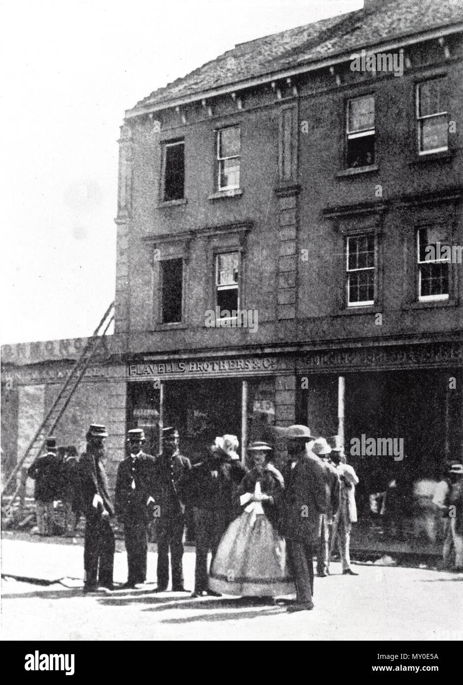 Einstellung der Mode im Jahr 1860. Mode Damen FÜR JANUAR 123607779?Suchbegriff=Mode & Amp; searchLimits=l-state=Queensland | | | l-Dekade = 186) die Gunst, mit der sich Plaid erhalten hat, werden decideldy rückläufig. Noch die Spannzangen der Plaid samt, mit Fransen, sind abgenutzt, obwohl nun eher eine außergewöhnliche als regierender Mode als früher. Sie sind generell von Tuch von gefrästen Flanell, die in den Mustern der breiten, schwarzen Schecks auf ein Violett oder Grün, mit Chenille fringe von zwei Farben. Kleine paletots sind auch von den gleichen Materialien und getrimmt mit Fransen. Velvet roton Stockfoto