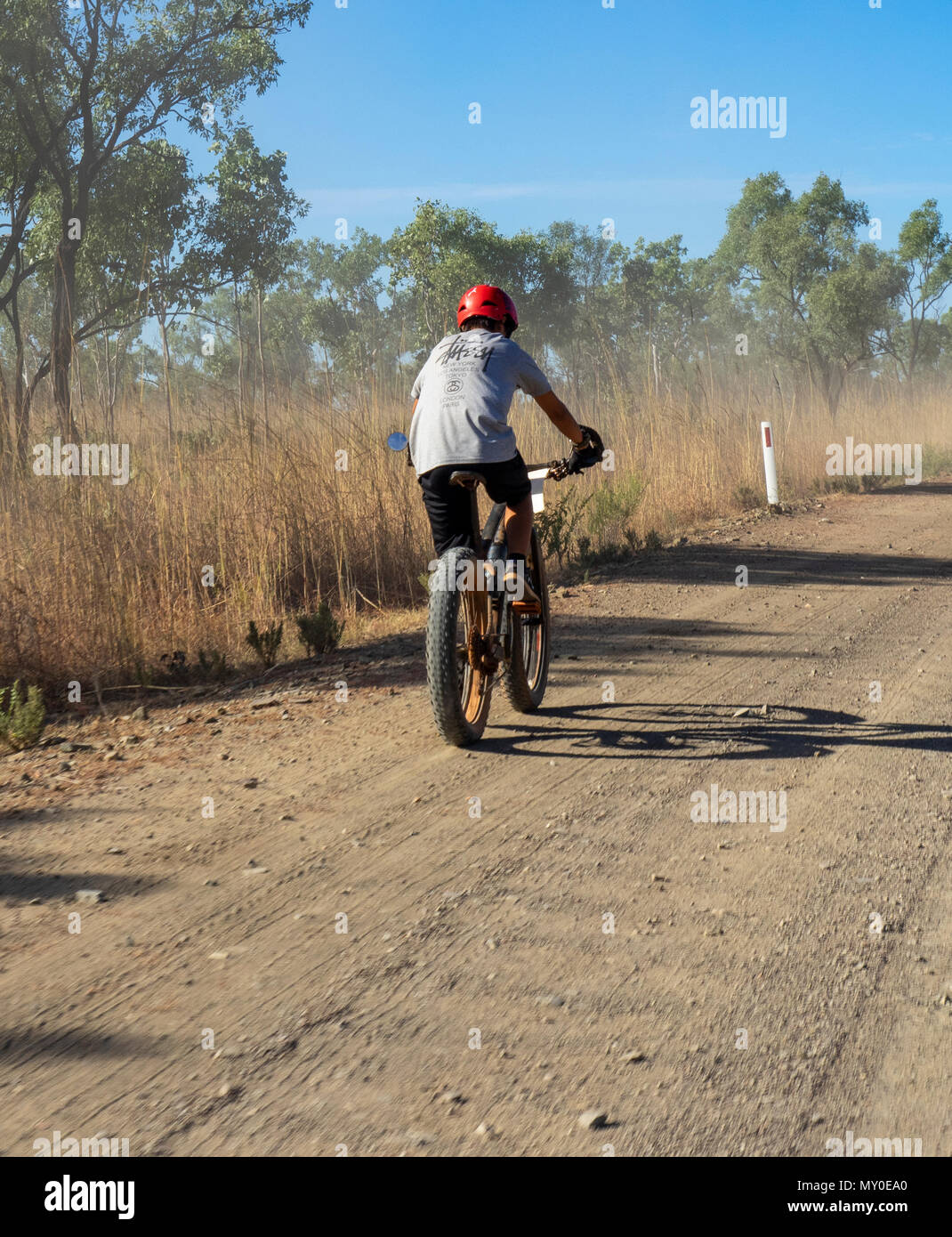 Ein Radfahrer, der auf einem fatbike in der Gibb Challenge 2018 auf der Gibb River Road Kimberley WA Australien Stockfoto