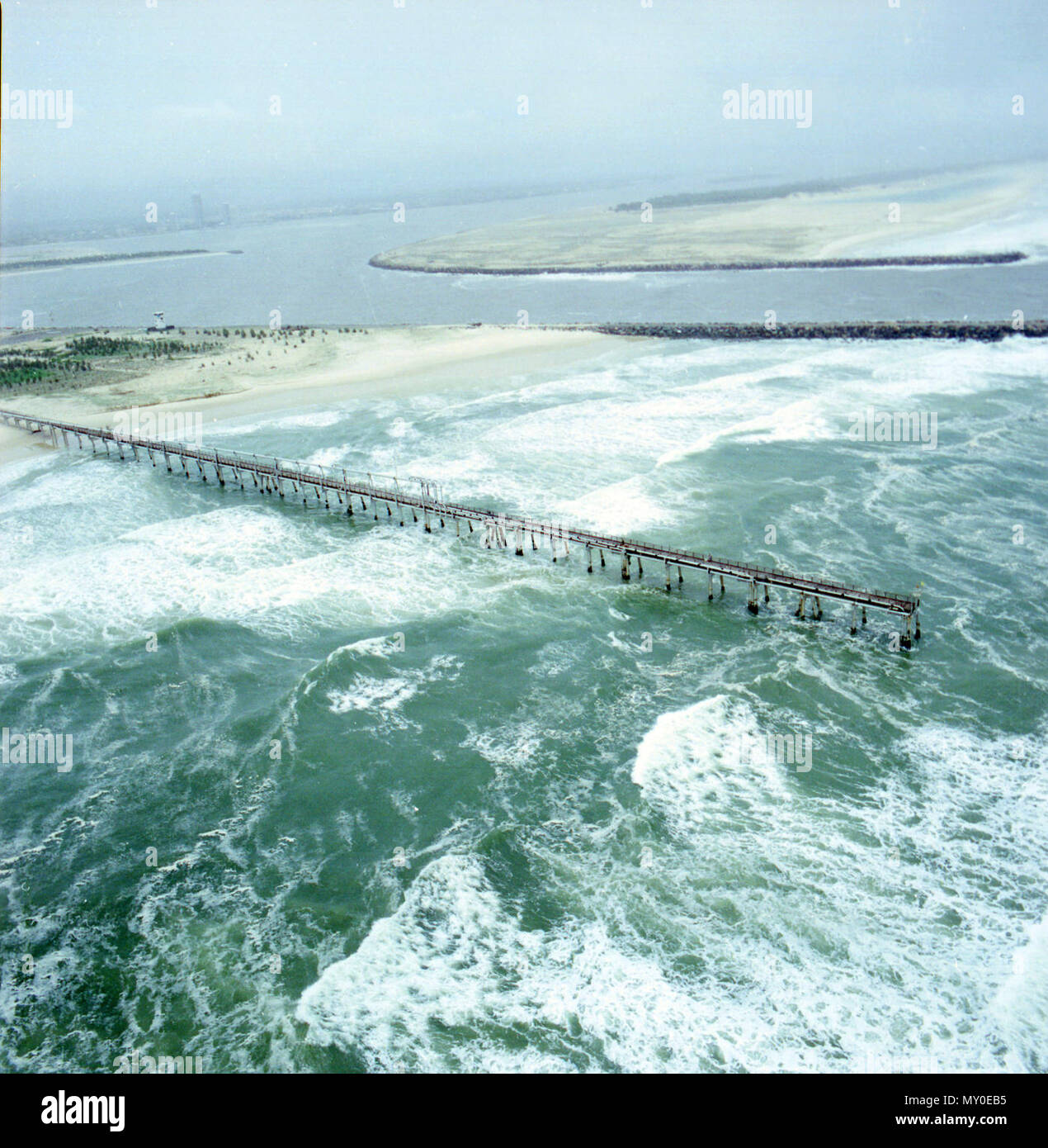 Southport Bar bei schlechtem Wetter, 19. Dezember 1988. Teil einer Reihe von Fotografien, die von der Abteilung Öffentlichkeitsarbeit und Medien Büro für viele Aspekte von Queensland geografische Merkmale, Panoramablick, Städte und Gemeinden, Infrastruktur und Gebäuden, in der Industrie und Landwirtschaft, Flora und Fauna, Versand, Technologie, Dienstleistungen, Freizeit, Personen und bedeutende Ereignisse, durch die Regierung von Queensland Fotografen festgehalten. Stockfoto