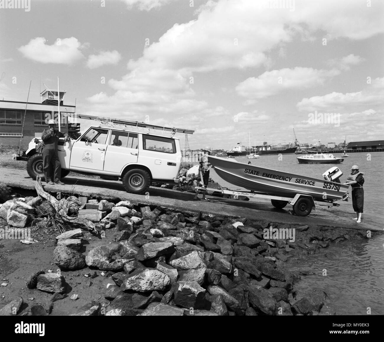 State Emergency Service Schulungen, Brisbane River, c 1976. Die Queensland State Emergency Service wurde 1975 gegründet. Es entwickelte sich aus dem Queensland Zivilschutz Organisation, die 1961 gegründet wurde mit Notfällen im Falle eines nuklearen Krieges zu beschäftigen. Der Zivilschutz-Organisation wurde im November 1973 nach Brisbane tornado aktiviert und während der Überschwemmungen von 1974. Die Queensland State Emergency Service wurde gegründet, weil es eine Notwendigkeit für einen Service, der die Fähigkeit zum Umgang mit Naturkatastrophen war. Stockfoto