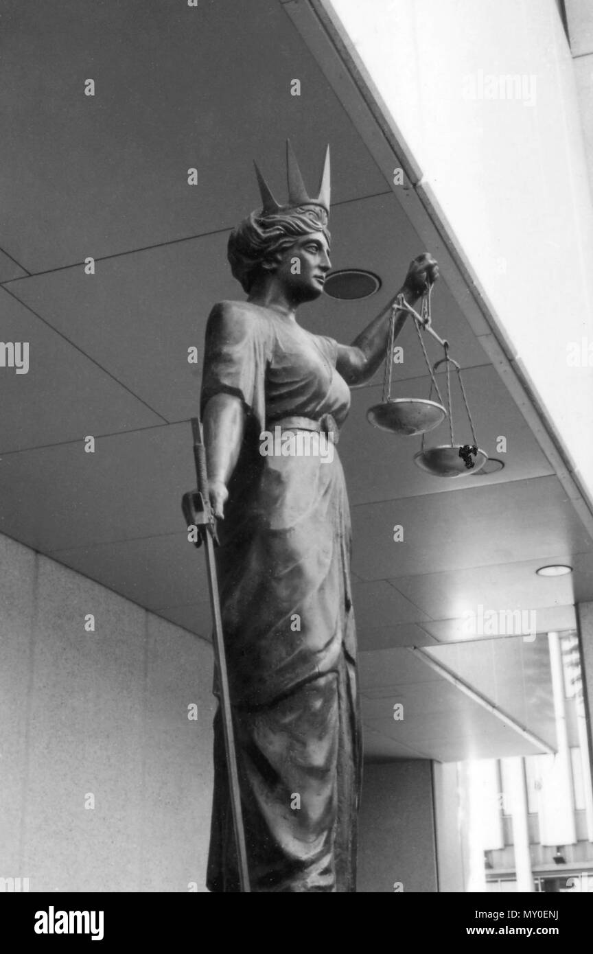 Statue von Themis außerhalb der Gebäude des Obersten Bundesgerichtes, Brisbane, Mai. Die Statue von Themis, die griechische Göttin der Gerechtigkeit, wurde von griechischen Bildhauer Maria Papaconstantinou 1987 gemacht. Stockfoto