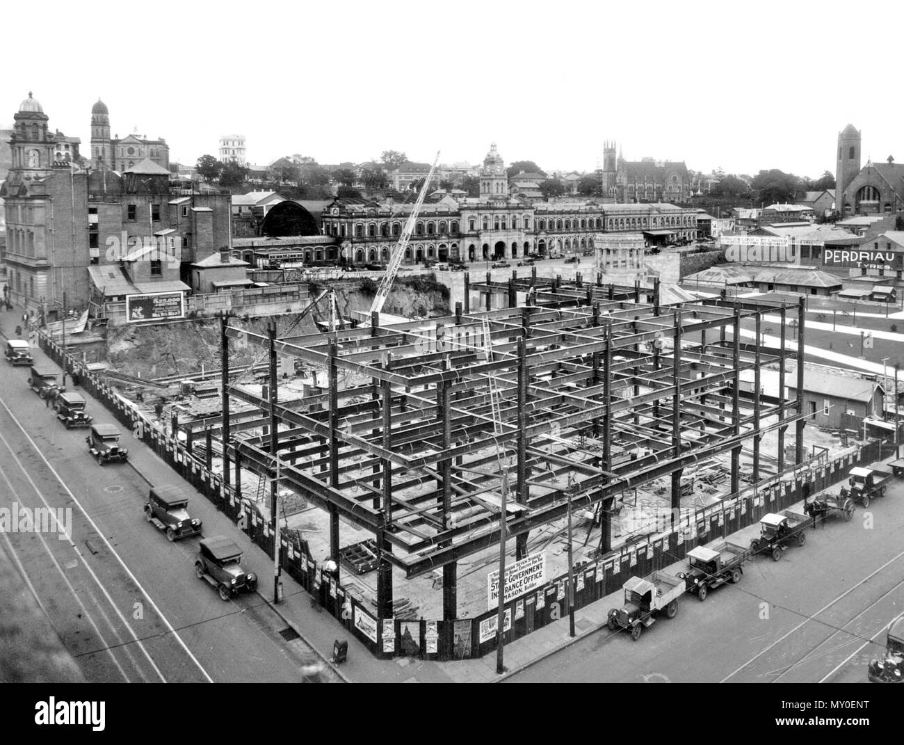 Stahl Struktur der staatlichen Regierung Gebäude, Anzac Square, 11. September 2001. Von der Queensland Erbe Registerid=600059). Die ehemalige Regierung von Queensland Büro (Anzac Square ) wurde in Etappen ab 1931 gebaut und von 1959 abgeschlossen. Es ist integraler Bestandteil der Gestaltung von JS Murdoch, Chief Architect des Commonwealth, für den Block von Edward, Ann, Creek und Adelaide Straßen begrenzt und besteht aus separaten Staat und die Büros der flankierenden ein Denkmal Square. Vor dem Bau der Regierung von Queensland Büros der Site durch die alte N besetzt war Stockfoto