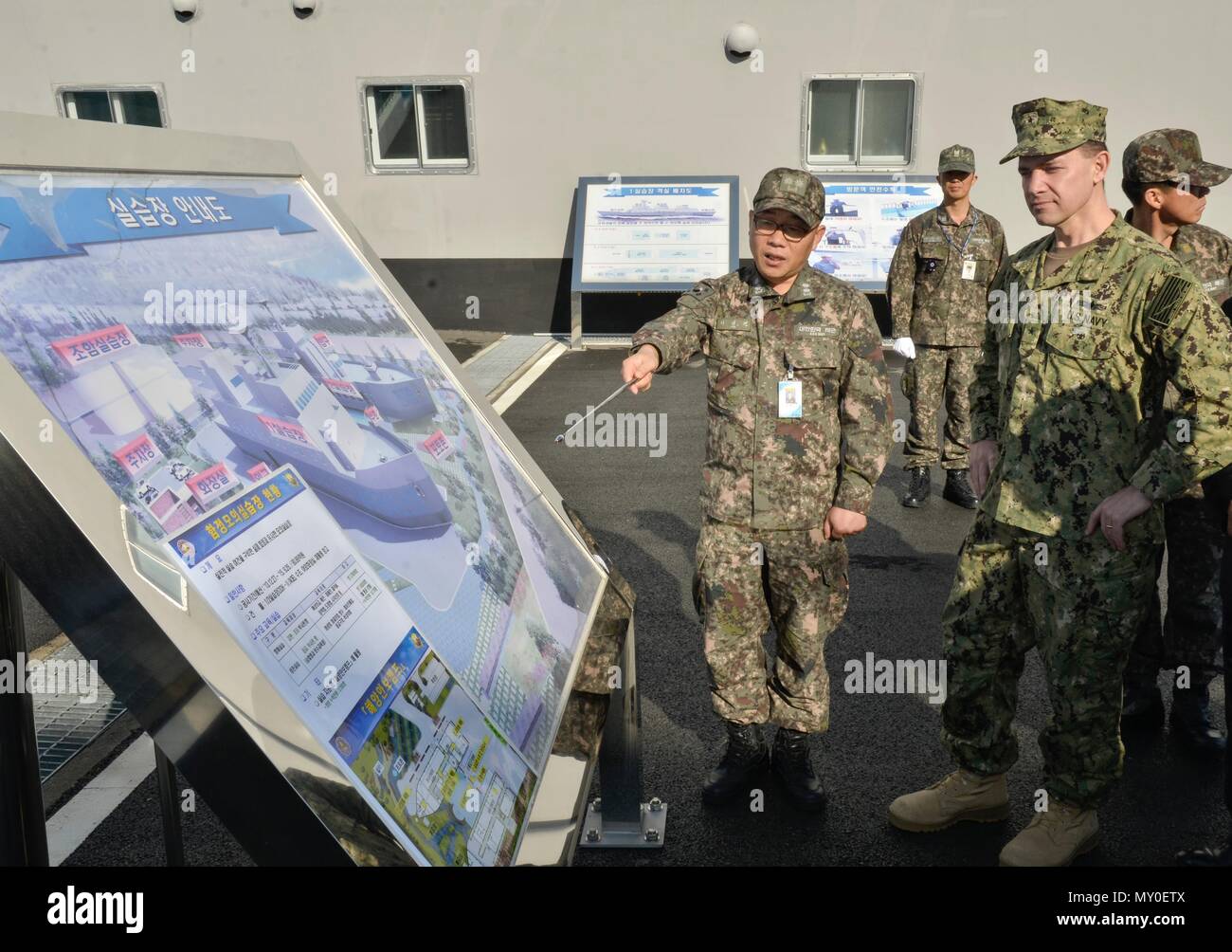 CHINHAE, Republik Korea (31. 20, 2016) der hinteren Adm. Brad Cooper, Commander Naval Forces Korea (CNFK) Touren der ROK Naval Bildung und Ausbildung Befehl Schiff Simulatoren. CNFK ist Vertreter der U.S. Navy in der ROK, der Leitung und der Kompetenz in der Marine Fragen der institutionellen und operativen Wirksamkeit zwischen den beiden Marinen zu verbessern und der kollektiven Sicherheit Bemühungen in Korea und der Region zu stärken. (U.S. Marine Foto von Petty Officer 1st Class Jason Swink) Stockfoto