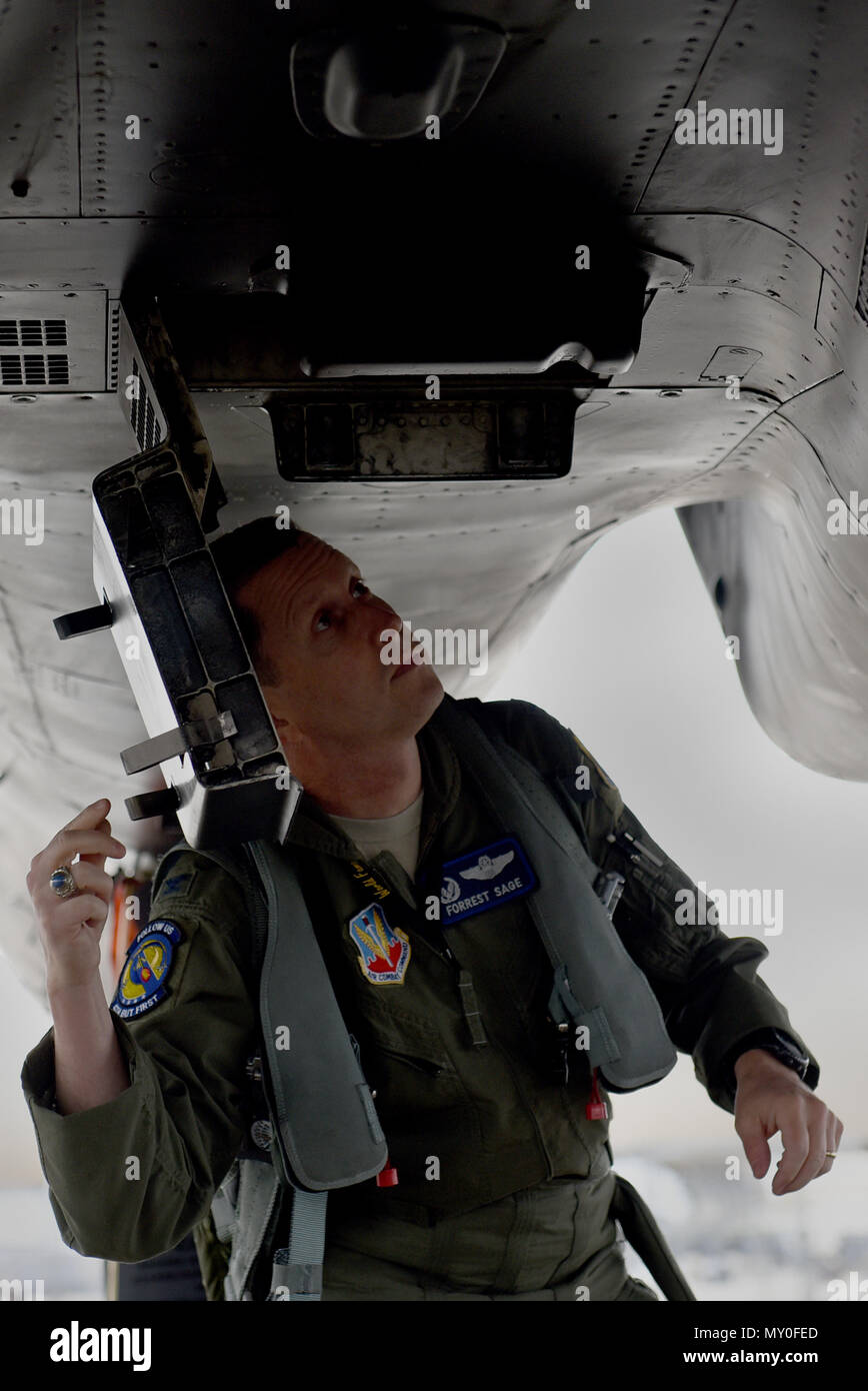 Oberst Christopher Salbei, 4 Fighter Wing Commander, führt eine Preflight check an einer F-15E Strike Eagle vor dem Take-off, November 30, 2016, bei Seymour Johnson Air Force Base, North Carolina. Piloten verhalten Preflight prüft die Sicherheit und Zuverlässigkeit ihrer Flugzeuge zu gewährleisten. (U.S. Air Force Foto von Airman 1st Class Kenneth Boyton) Stockfoto