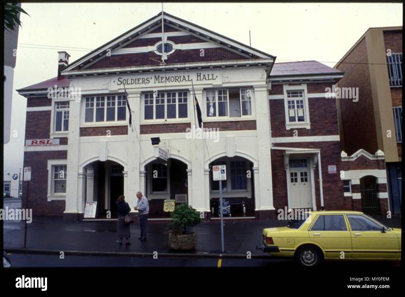 Toowoomba Soldaten Memorial Hall, Ruthven Street, Frontansicht, 2000. Die Soldaten' Memorial Hall wurde in zwei Abschnitten konzipiert: Ein zweistöckiges Gesicht und gerenderten Ziegelgebäude mit Ruthven Street und mit Gedenk- und formale RSL Funktionen und einem großen 1-stöckigen Ziegel Erweiterung der Herries Street und die Dance Hall und Club Gehäuse. Der Haupteingang, durch die Projektion von Arkaden Seite Ruthven Street, Leas in die Halle der Erinnerung mit seiner großen Holz Ehre rollen. Die Soldaten Memorial Hall in mehreren Etappen zwischen 1923 und 1959 errichtet wurde, als Tribut t Stockfoto