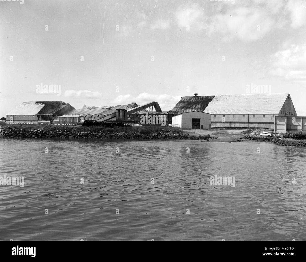 Townsville Bulk Sugar Terminal nach Feuer, Mai 1963. Die Townsville Bulk Sugar Terminal wurde im Jahr 1958 gebaut. Am 9. Mai 1963, den Schuppen Feuer gefangen. Schwarzer Rauch bedeckt die Stadt und eine dicke, schwarze Melasse - wie das Exsudat aus geschmolzenem Zucker in den Hafen gegossen. Die Feuerwehrleute wurden in von Cairns, Ayr, Innisfail und Proserpine, in der Nähe von Sugar Mills, die Armee, die raaf gebracht und die Vereinigten Staaten Zerstörer USS Somers. Das Feuer brannte für 5 Tage, was 6 Mio. £ zu beschädigen. 77.500 Tonnen Zucker war verloren. Stockfoto