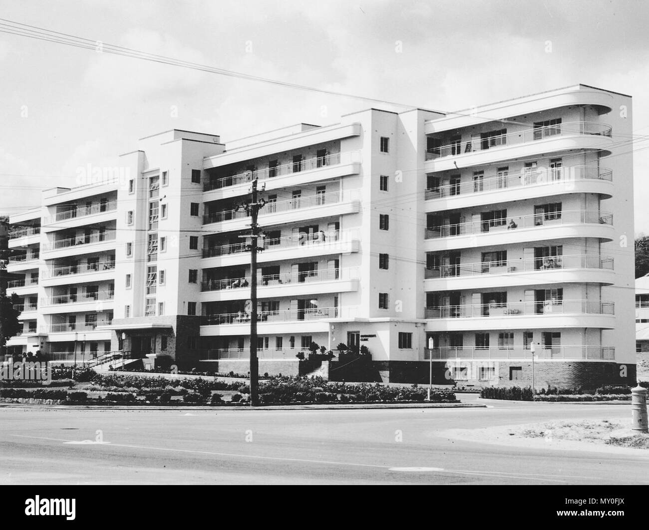 Townsville General Hospital, c 1952. Von der Queensland Erbe Registerid=601388). Das erste Krankenhaus in Townsville wurde in einem Cottage auf der Faser im Jahre 1866 eröffnet und wurde als Burdekin und Flinders Bezirke Krankenhaus bekannt. 1881 wurde sie an die anwesenden Aufstellungsort auf Stanton Hill verlegt. Ein 2-stöckiges Gebäude wurde 1882 fertig gestellt und in der Folge wurden zahlreiche Gebäude auf dem Gelände errichtet. Die neue Townsville allgemeinen Krankenhaus wurde von Donoghue und Fulton zwischen 1935 und 1939 entworfen, aber Bau wurde durch den Ausbruch des Krieges verzögert. Der Grundstein wurde 1945 von EM Hanlon festgelegt Stockfoto
