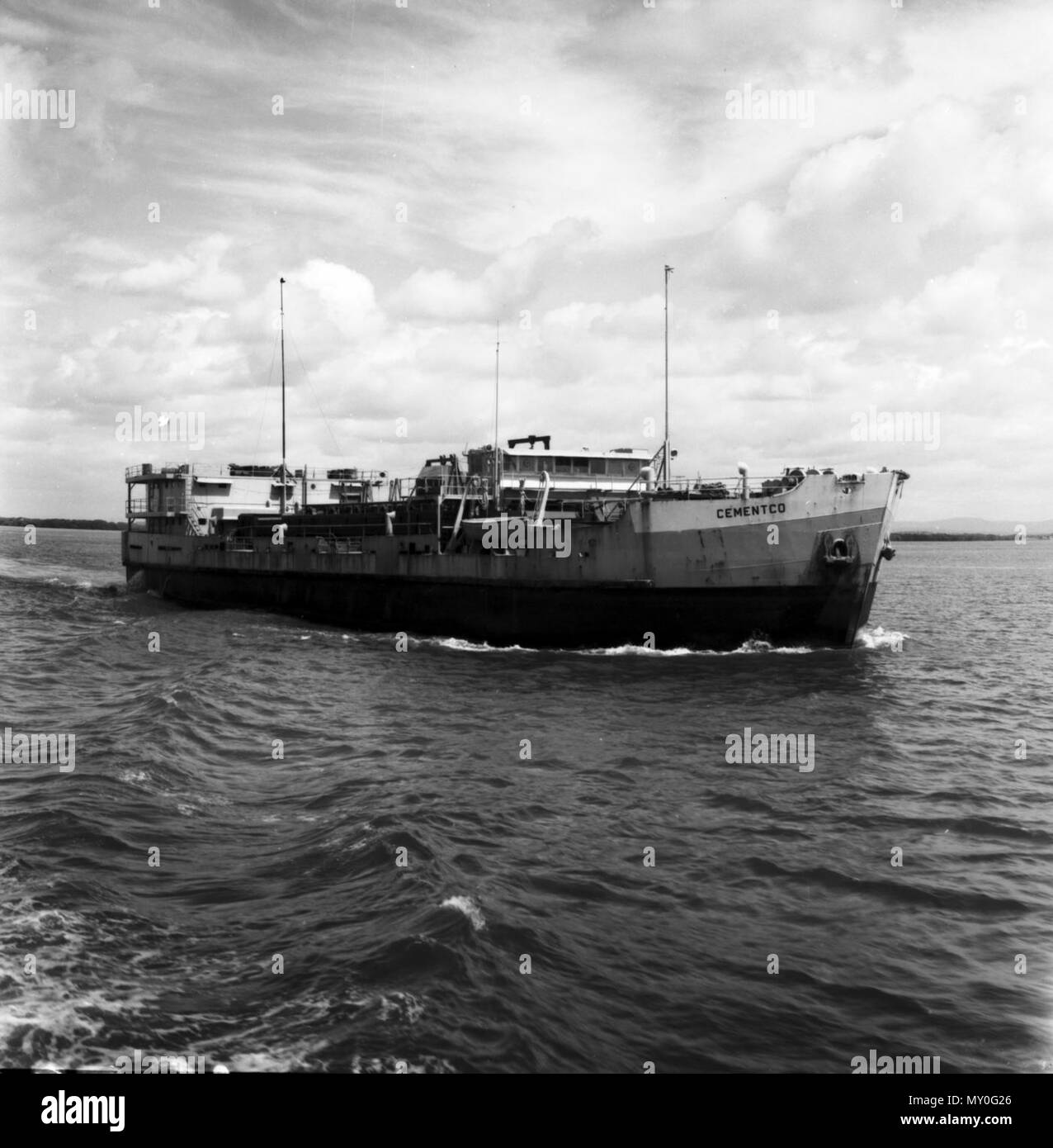 Barge Cementco in Moreton Bay, 1959. Cementco begann das Leben der Australischen Armee amphibious Operations support Schiff Crusader (AV 2767) im Jahr 1945 und führte Ausrüstung zwischen Neuguinea und Australien. 1947 wurde sie mit dem Queensland Zement und Kalk Unternehmen verkauft. Umbenannt Cementco, trug sie baggerte Korallen aus Moreton Bay zu Zement Fabrik des Unternehmens unter Darra. Nach dem Eintritt in den Ruhestand im Jahr 1984 ein Käufer gefunden werden konnte, sodass der Schiffsrumpf war als tauchen Wrack am Flinders Reef vor Cape Moreton in 1986 gesunken. Stockfoto