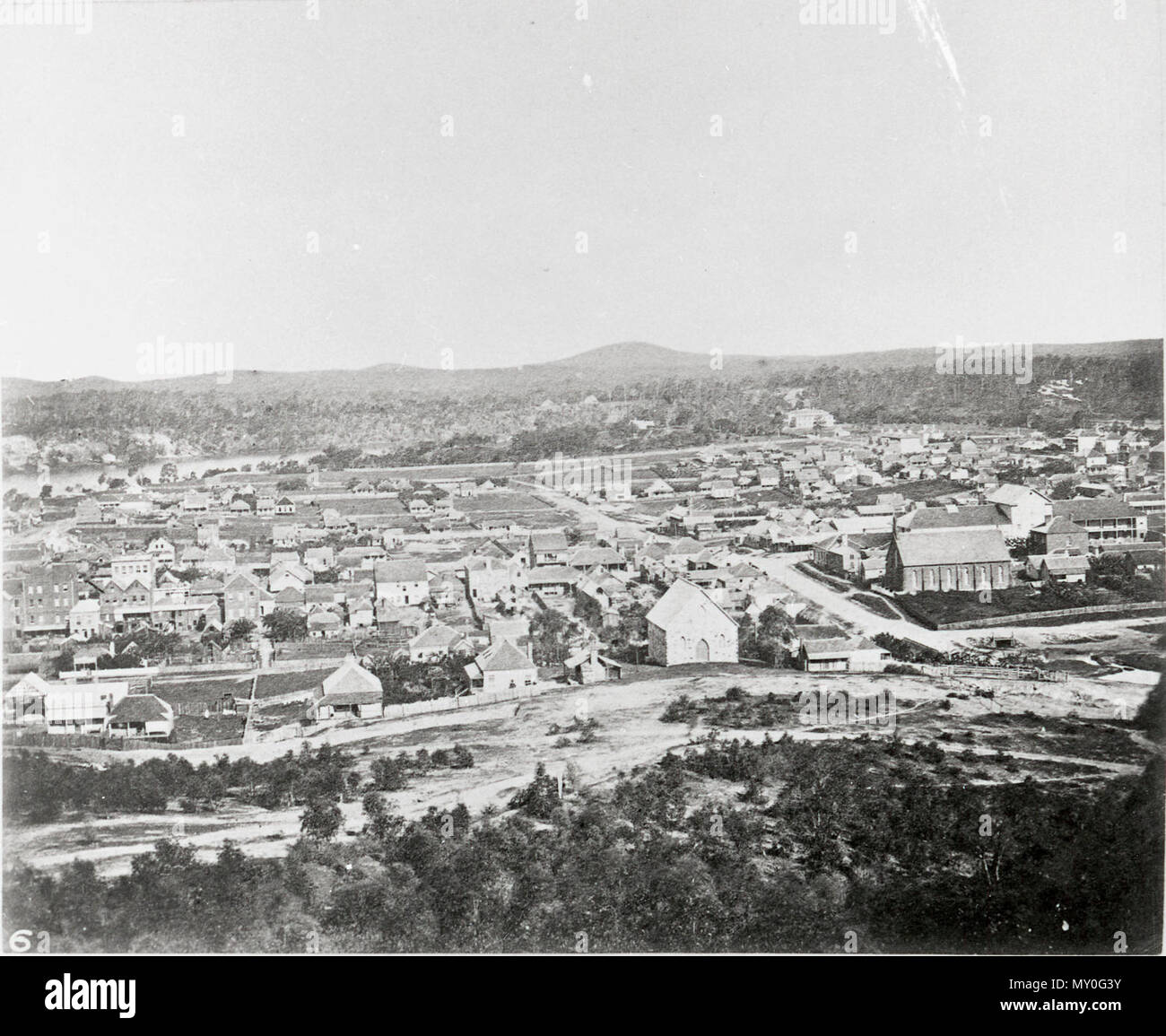 Blick auf Brisbane, 1860. Die Moreton Bay Kurier Dienstag, den 3. Juli 1860 Notizen gemacht im Brisbane in Queensland durch einen ungültigen (vom Melbourne Alter, 7. Juni) verschiedene Umstände, unter denen können nummeriert a nicht mehr robusten Gesundheit, das Aufenthaltsrecht in Queensland wünschenswert dargestellt, habe ich vor kurzem mich und Traps an Brisbane, die Hauptstadt des Säuglings, die noch lange-beschichtete Kolonie übertragen. Wird ein Fremdling im Land habe ich die Zeit etwas schwer auf meine Hände hängen, und als divertisement, ich habe ein paar Notizen über den Ort und seine Bewohner, die einige liefern können schriftliche Stockfoto