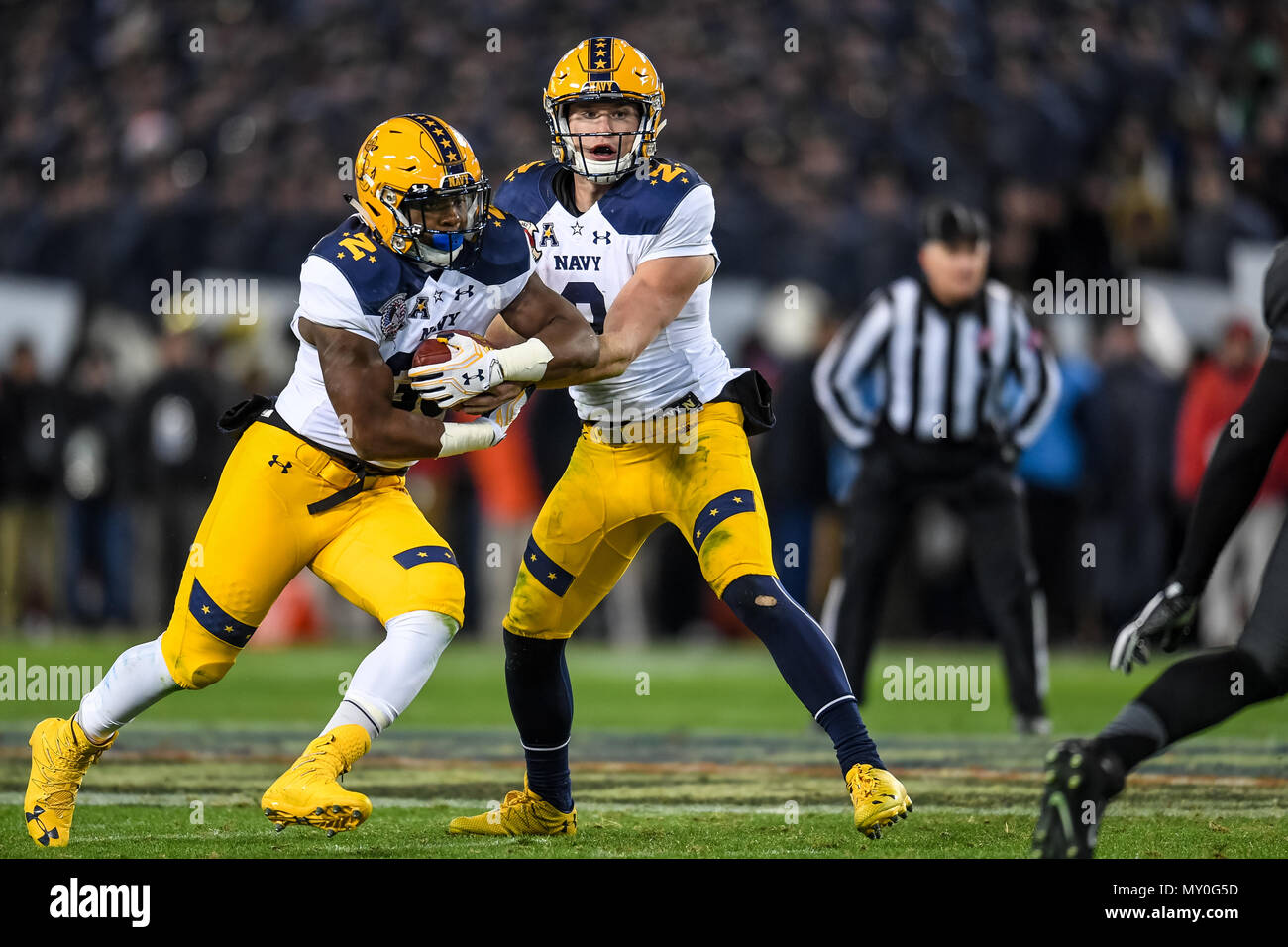 Navy Midshipmen Quarterback Zach Katrin (9) Hände den Ball während der Armee, Marine Spiel, 10 Dezember, 2016 bei M&T Bank Stadium in Baltimore, MD. (U.S. Armee Foto von Sgt. Ricky/Freigegeben) Stockfoto