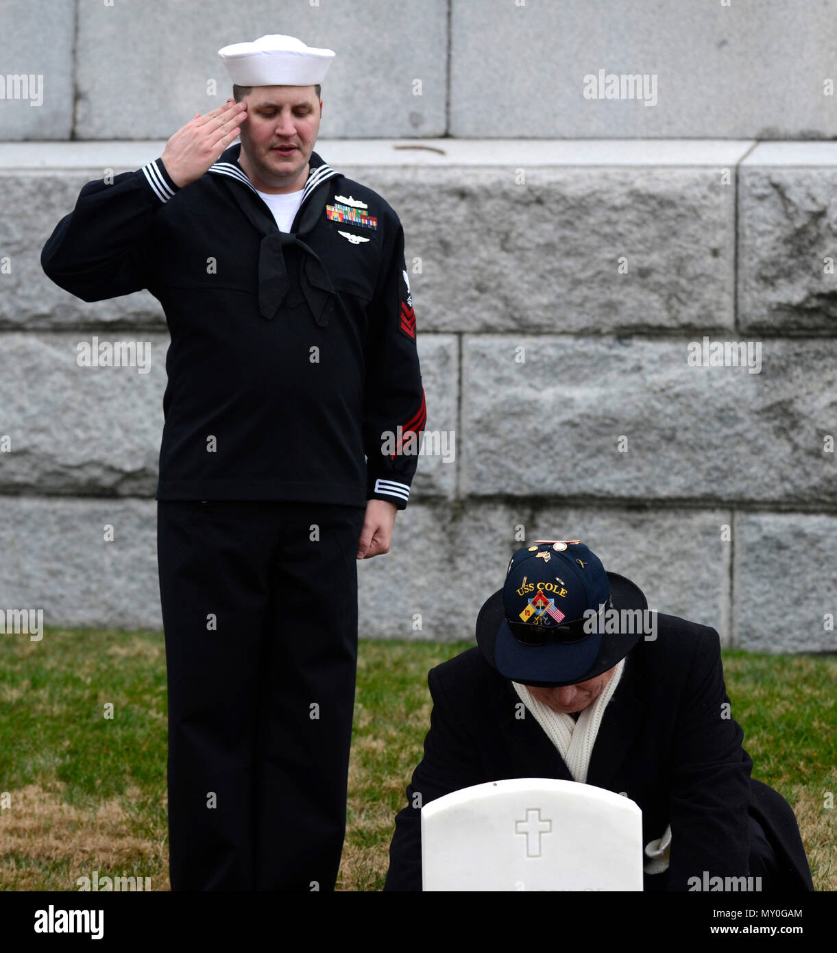 Pensionierte US-Marine Master Chief Paul Abney, USS Cole überlebender, ehrt seine verlorene crew Gehilfen während U.S. Navy Petty Officer 1st Class Christopher Böttcher, USS James E. Williams information systems Administrator, während einer Nationalen Kränze über Amerika Gedenkveranstaltung in Hampton National Cemetery in Hampton, Va., Nov. 17, 2016 begrüßt. In Bezug auf die anonymen Zitat, "Stirbt eine Person zweimal: Einmal, als sie ihre letzte Pause, und später das letzte Mal ihren Namen gesprochen wird, "freiwillige wurden aufgefordert, die Namen der Veteranen zu sagen, wie Sie die Kränze an den Gräbern. (U.S. Air Force Stockfoto