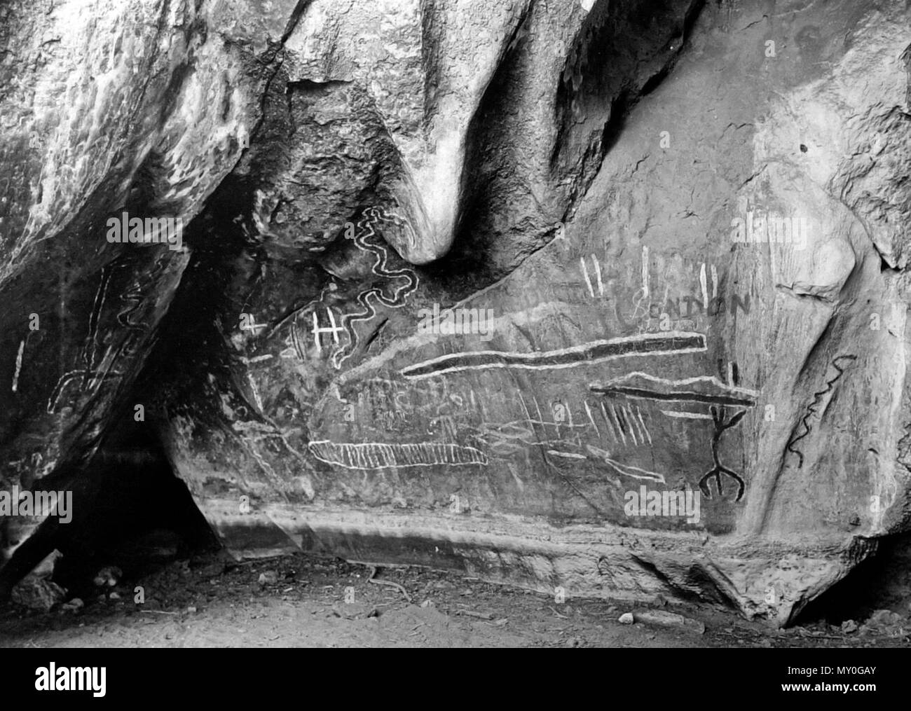 Aboriginal schreiben, Markham Höhle, Chillagoe-Mungana Caves National Park, c 1935. N.Q. Naturforscher CLUB. Ausflug nach CHILLAGOE UND MUNGANA CAVES. 42501013?Suchbegriff=Rock Art markham Höhle &Amp; searchLimits=l-state=Queensland | | | Kategorie l = Artikel) (trugen). ... In Bezug auf die Höhlen selbst, den Umfang der Durchgänge und die Größe und Erhabenheit vieler der Kammern ist erstaunlich. In der Kathedrale Höhle die Passagen Verfahren für fast eine halbe Meile ausgedehnt haben muss, während in Markham's Cave eine gute Meile der Passagen wurde durch die Partei und dann der Führer versicherte uns, wir hatten nur sehen Stockfoto