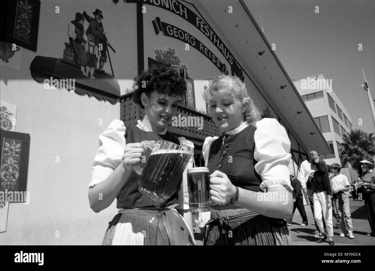 Kellnerinnen in der Bierhalle, Expo 88. In den 183 Tagen der Expo 88, der Münchner Festhaus rund 375.000 Liter Bier serviert. Stockfoto