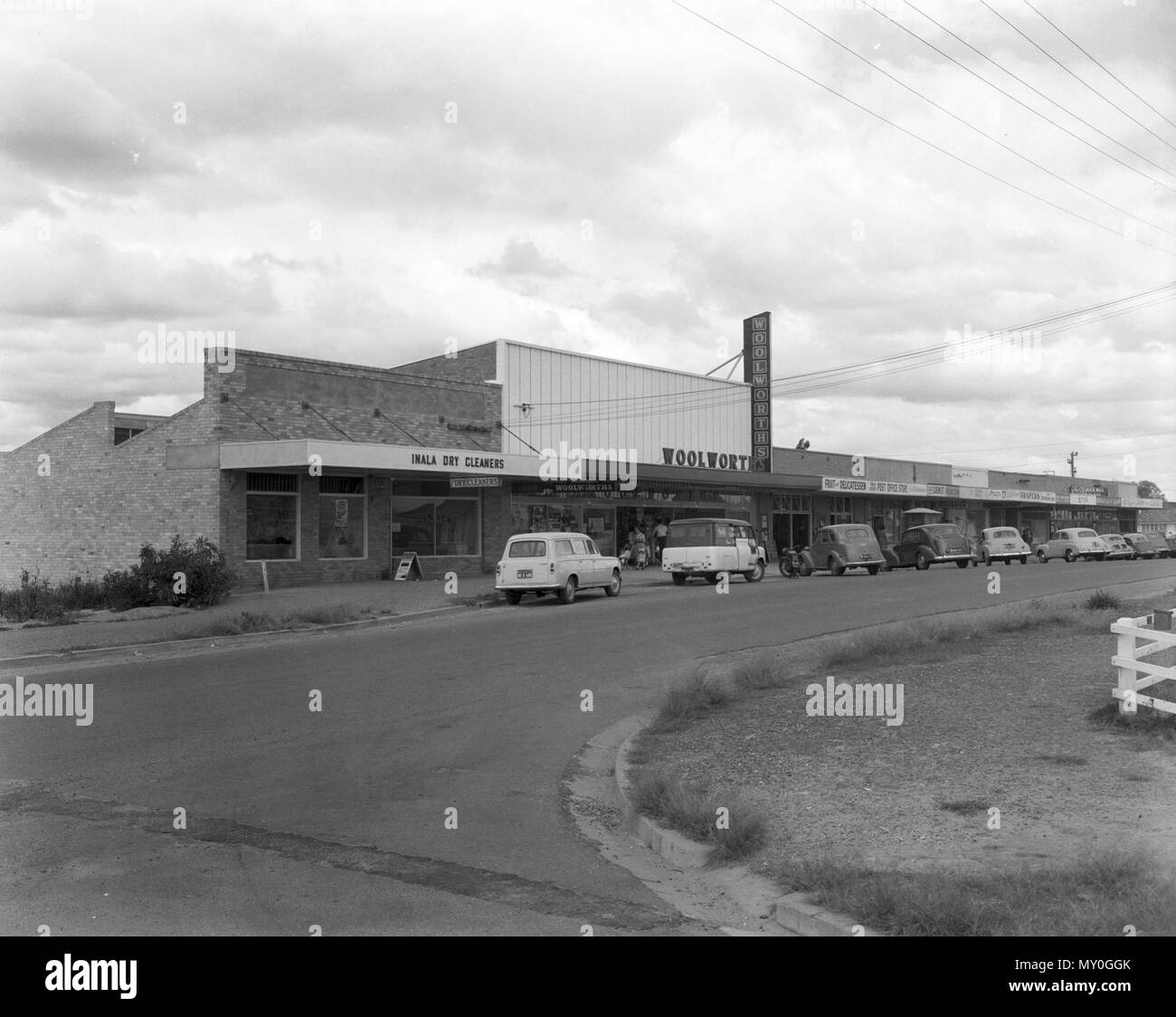 Biota Street, Inala, c 1957. Die kleine Gemeinde von Serviceton wurde 1946 von der Serviceton Genossenschaft für die Entwicklung ausgewählt wurden, um dem Mangel an Treffen-Gehäuse. Die Gesellschaft gekauft 850 Morgen Land, das von der Queensland Gehäuse Kommission im Jahre 1950 getroffen wurde, zu der Sie weitere 200 Hektar hinzugefügt. Die Gegend war Inala 1953 umbenannt, um Verwechslungen mit der Stadt Serviceton in Südaustralien zu vermeiden. Stockfoto